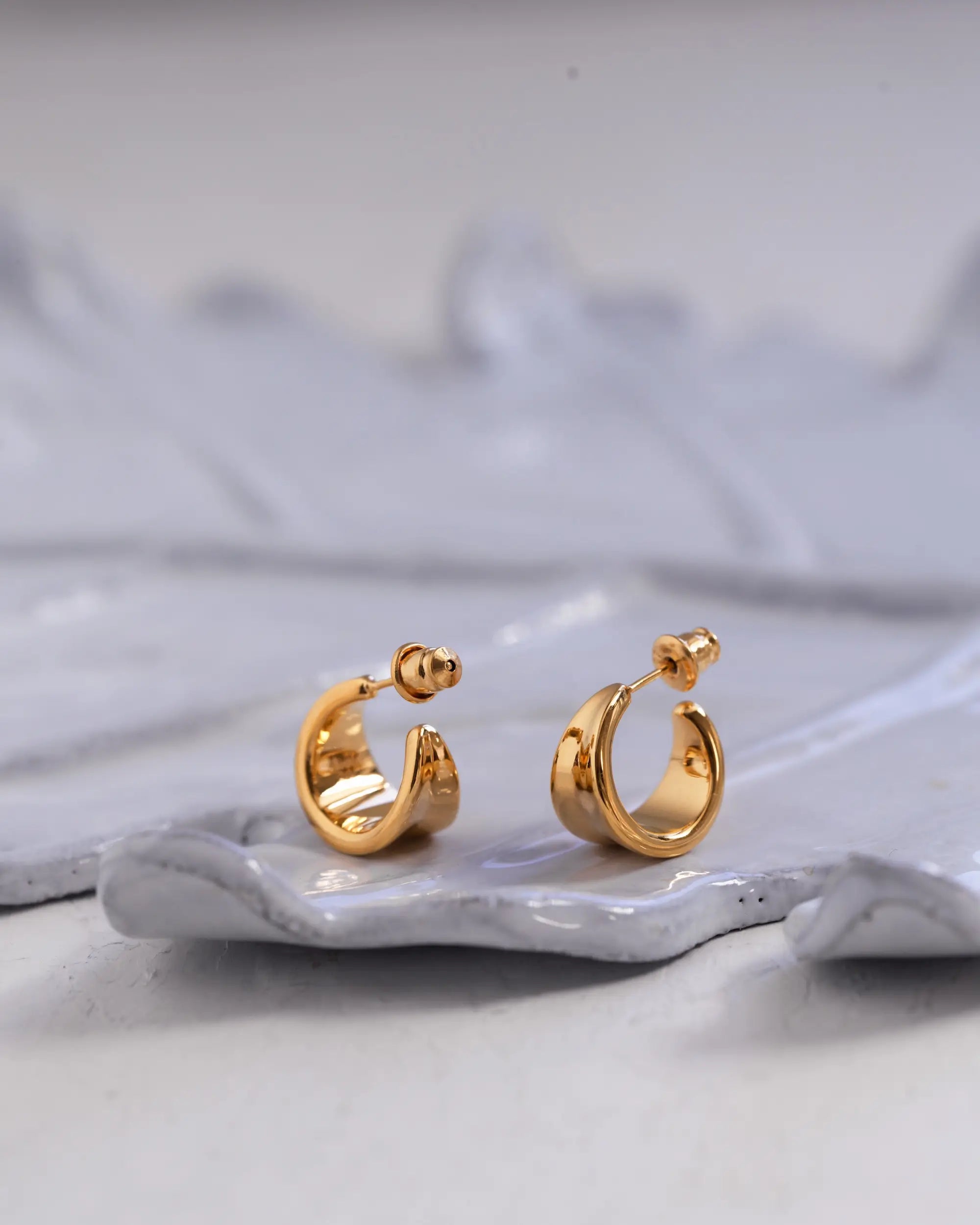 ボタニカルフープピアス S (18Kゴールドコーティング) 置き画 - 毎日身につけたいお守りジュエリー