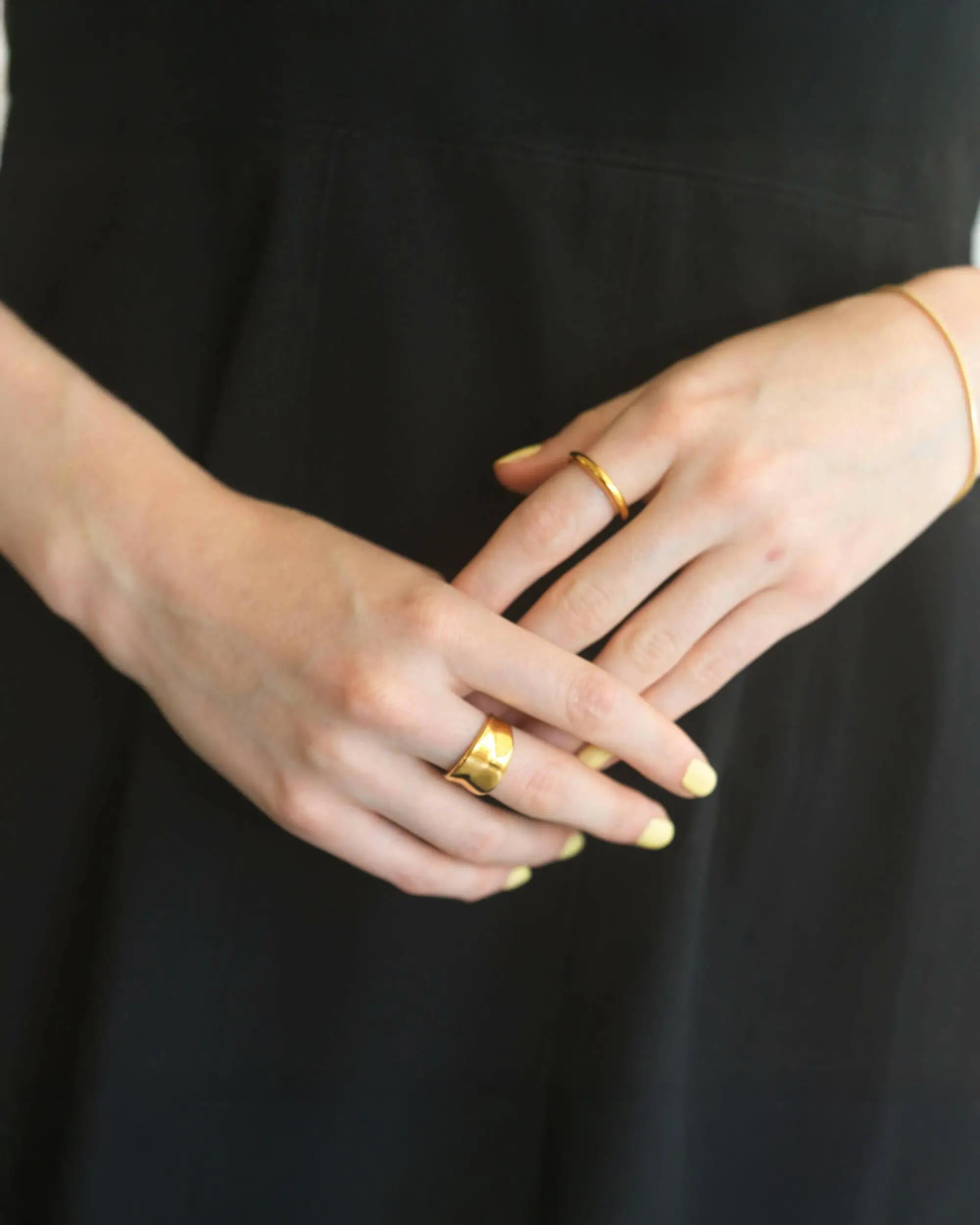 ボタニカルリング ゴールド 置き画 | 軽やかな着け心地と彫刻的な美しさを両立