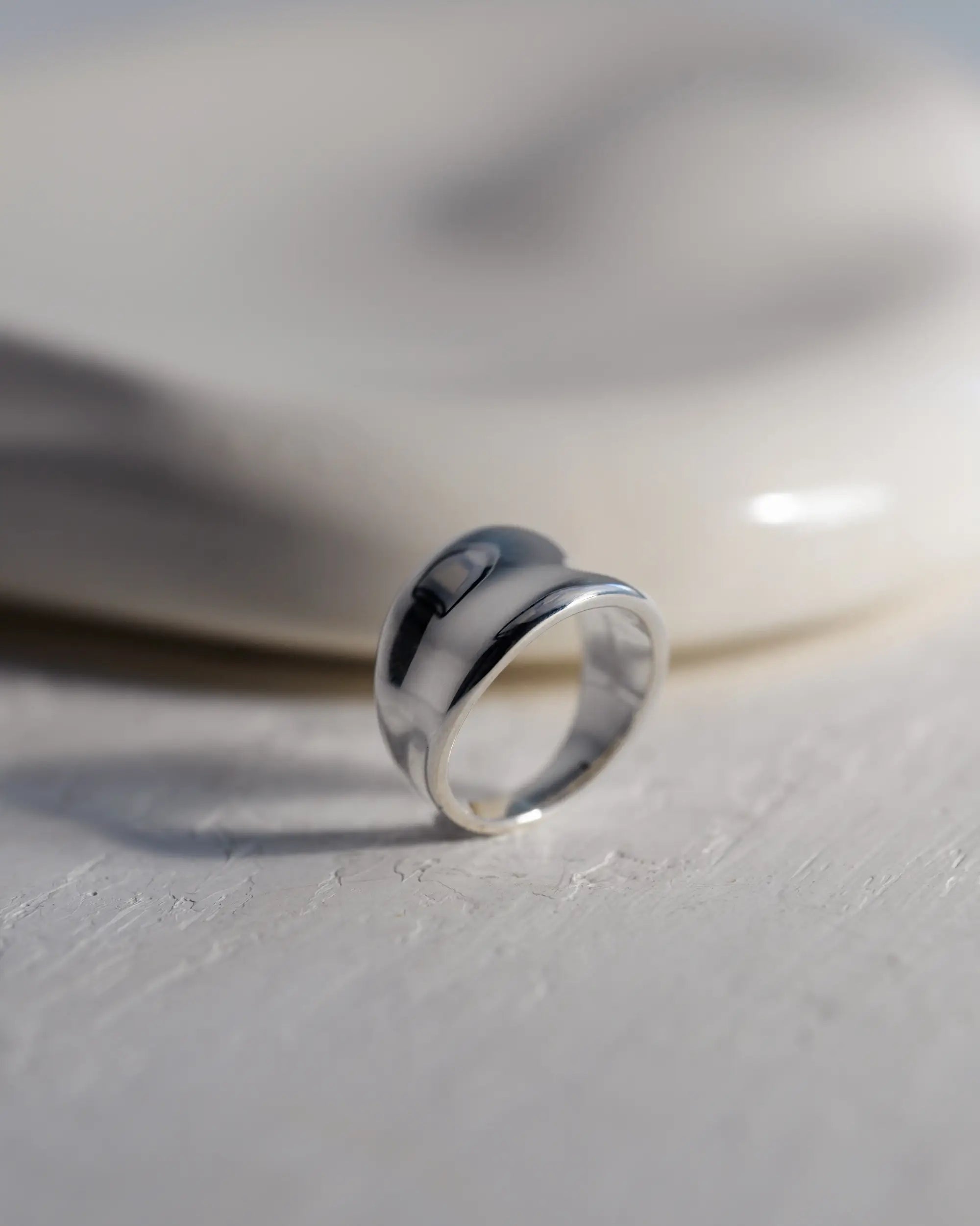 白いオーガニックなトレイの上に置かれた、Botanical Ring（ボタニカルリング）シルバーの単体カット。