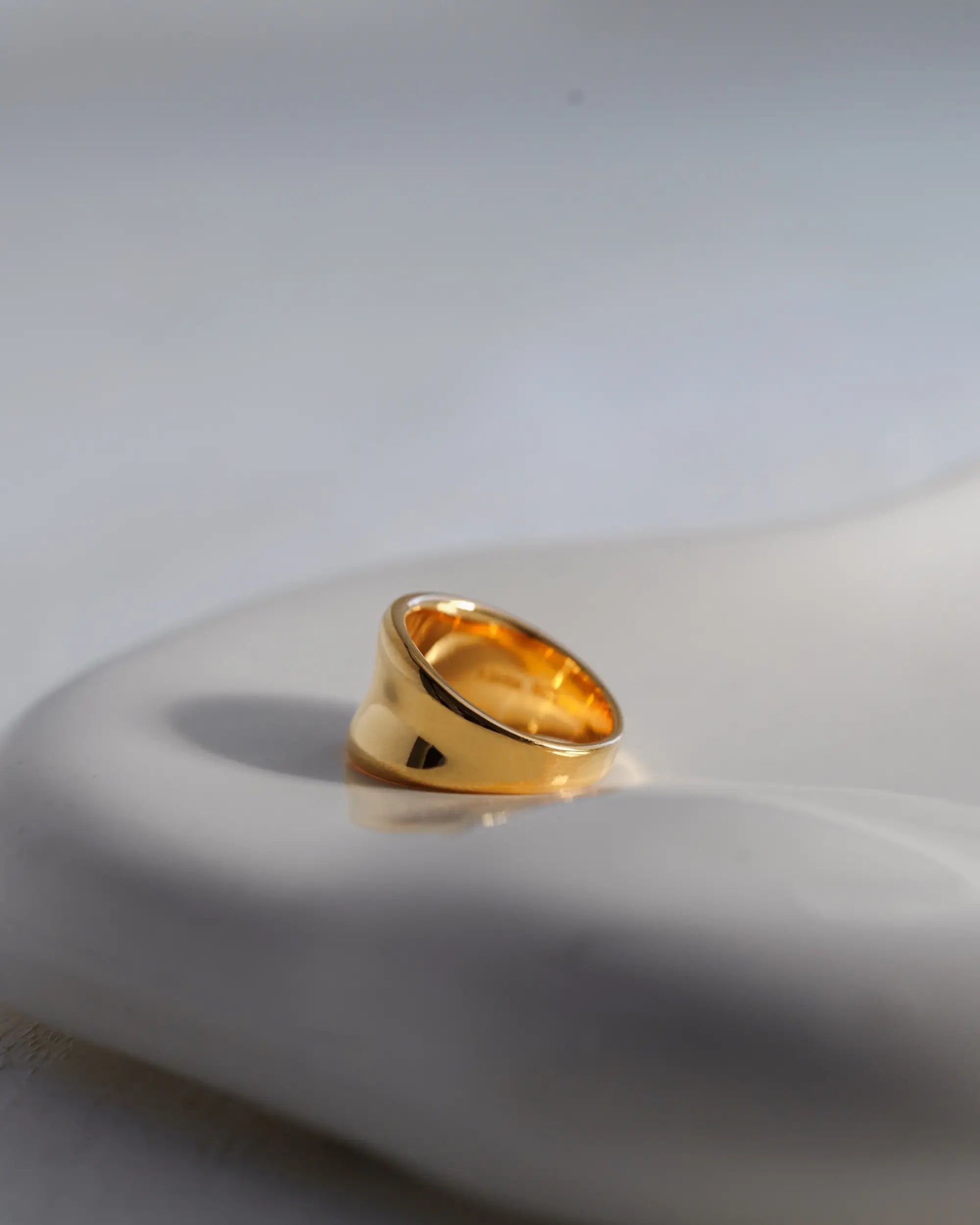 Botanical Ring（ボタニカルリング）の美しい光沢とディテールを捉えたミニマルな商品画像。