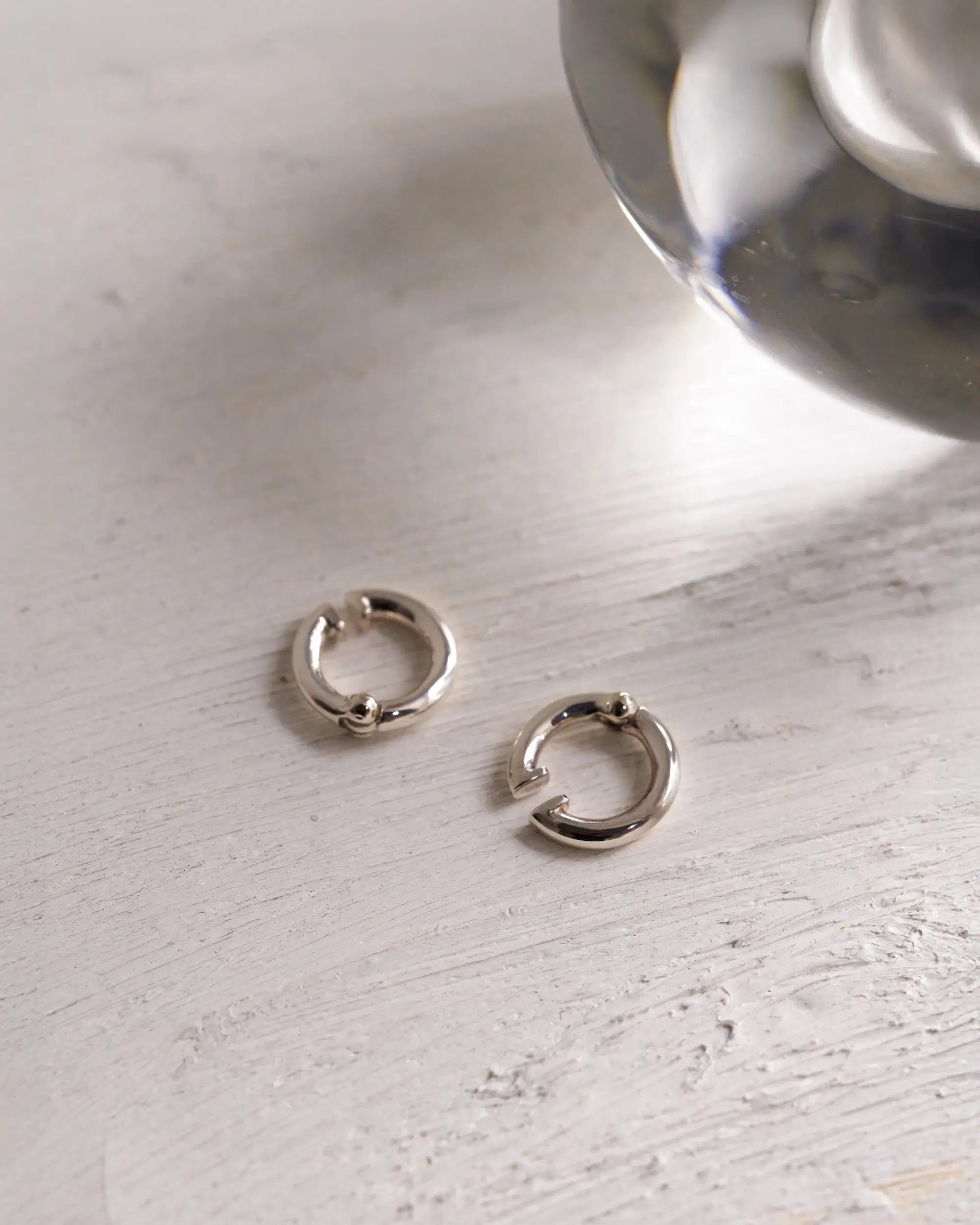 クラシックフープイヤリング（シルバー）の置き画。ベース素材に上質なスターリングシルバー（Silver925）を使用した上質な質感。