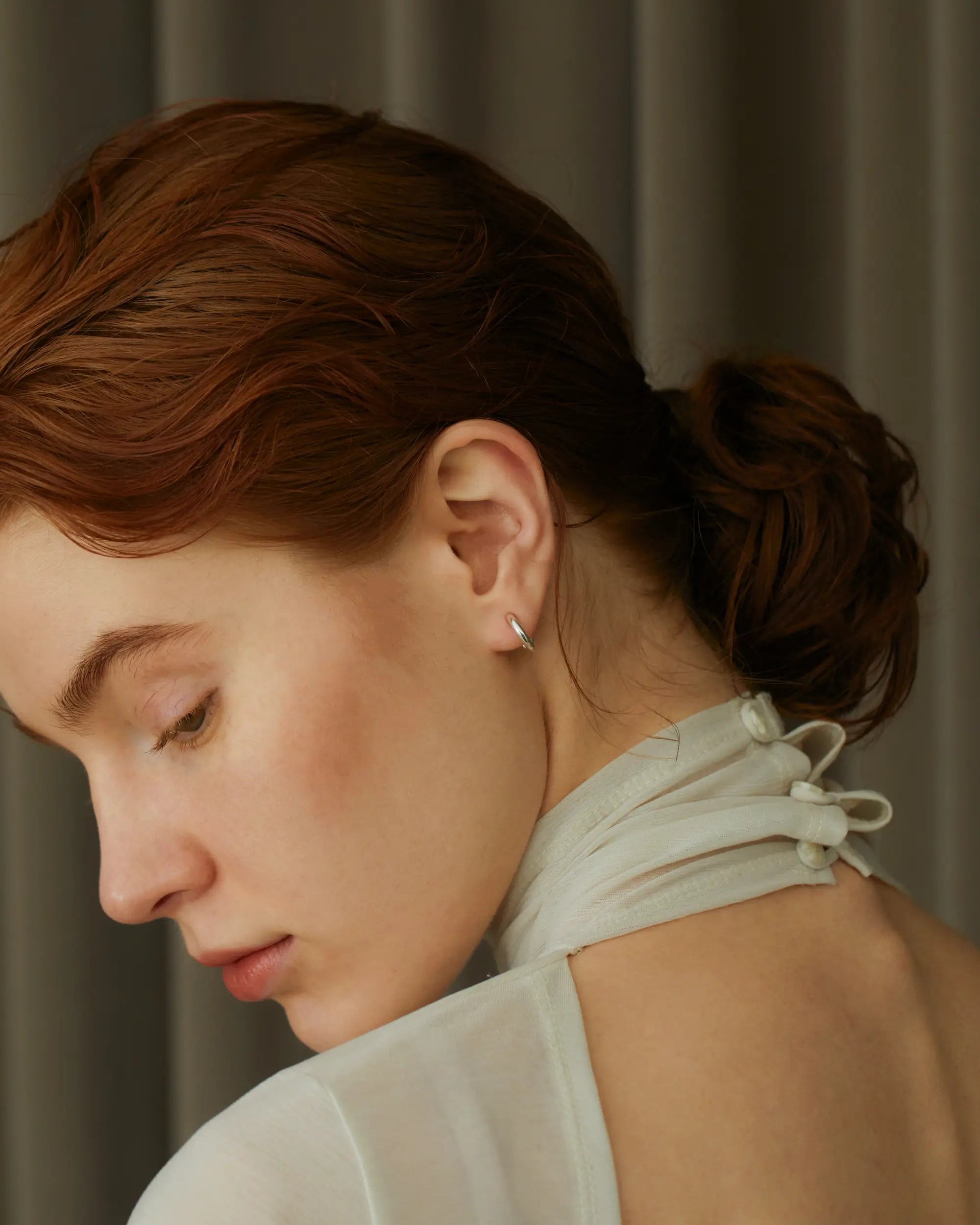 クラシックフープイヤリング（シルバー）の女性モデル着用画像。ジェンダーレスに使えるシンプルで洗練されたSilver925製イヤリング。