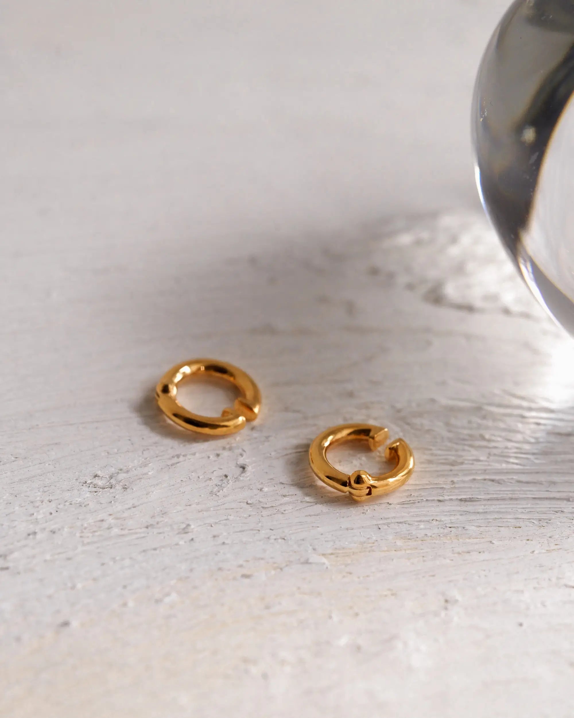 クラシックフープイヤリング（ゴールド）の置き画。厚みのある18Kコーティングが美しい、上品で色褪せないフープイヤリング。