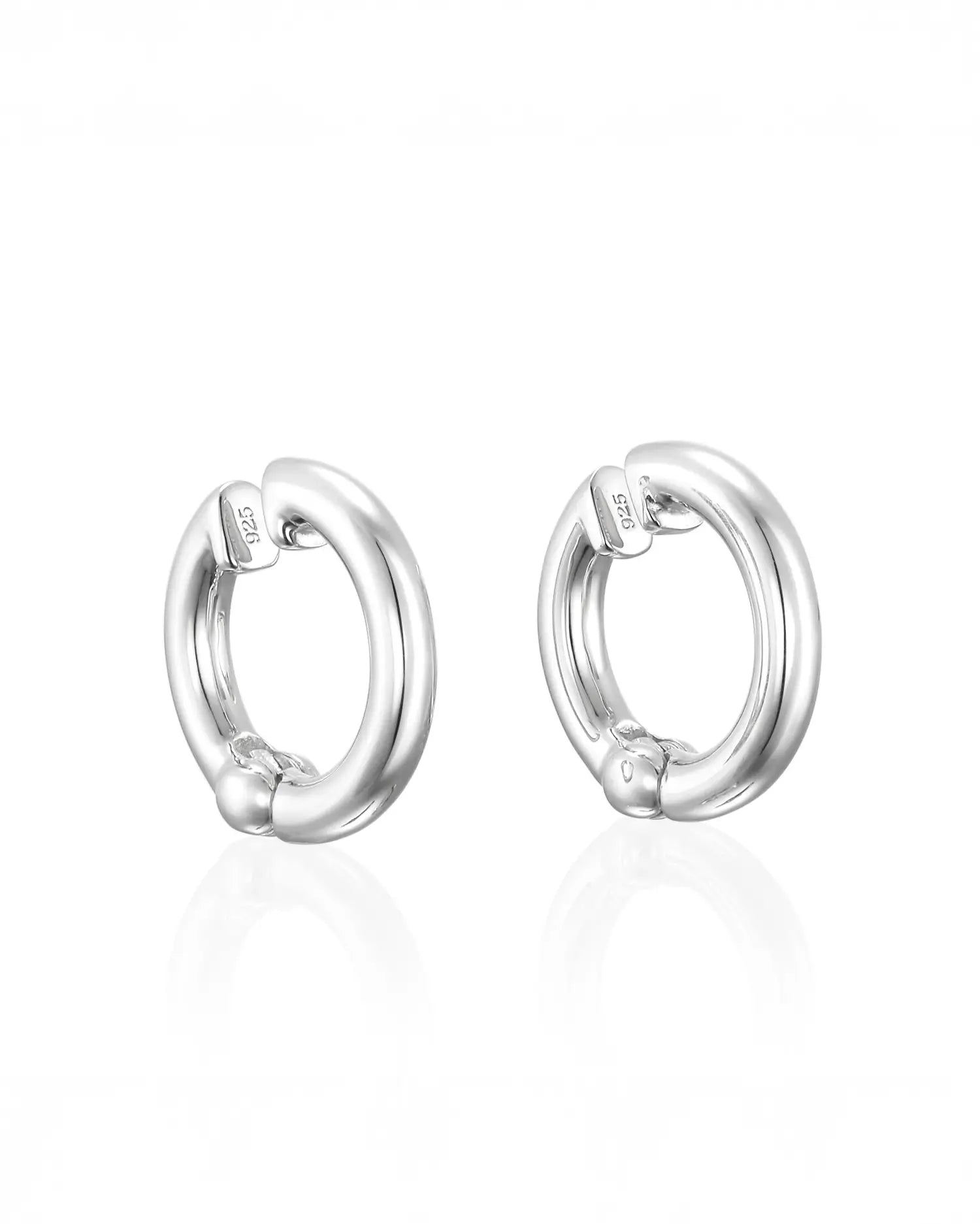 クラシックフープイヤリング（シルバー）の正面ペア白背景画像。片耳約1.8gと軽量でストレスフリーな設計。
