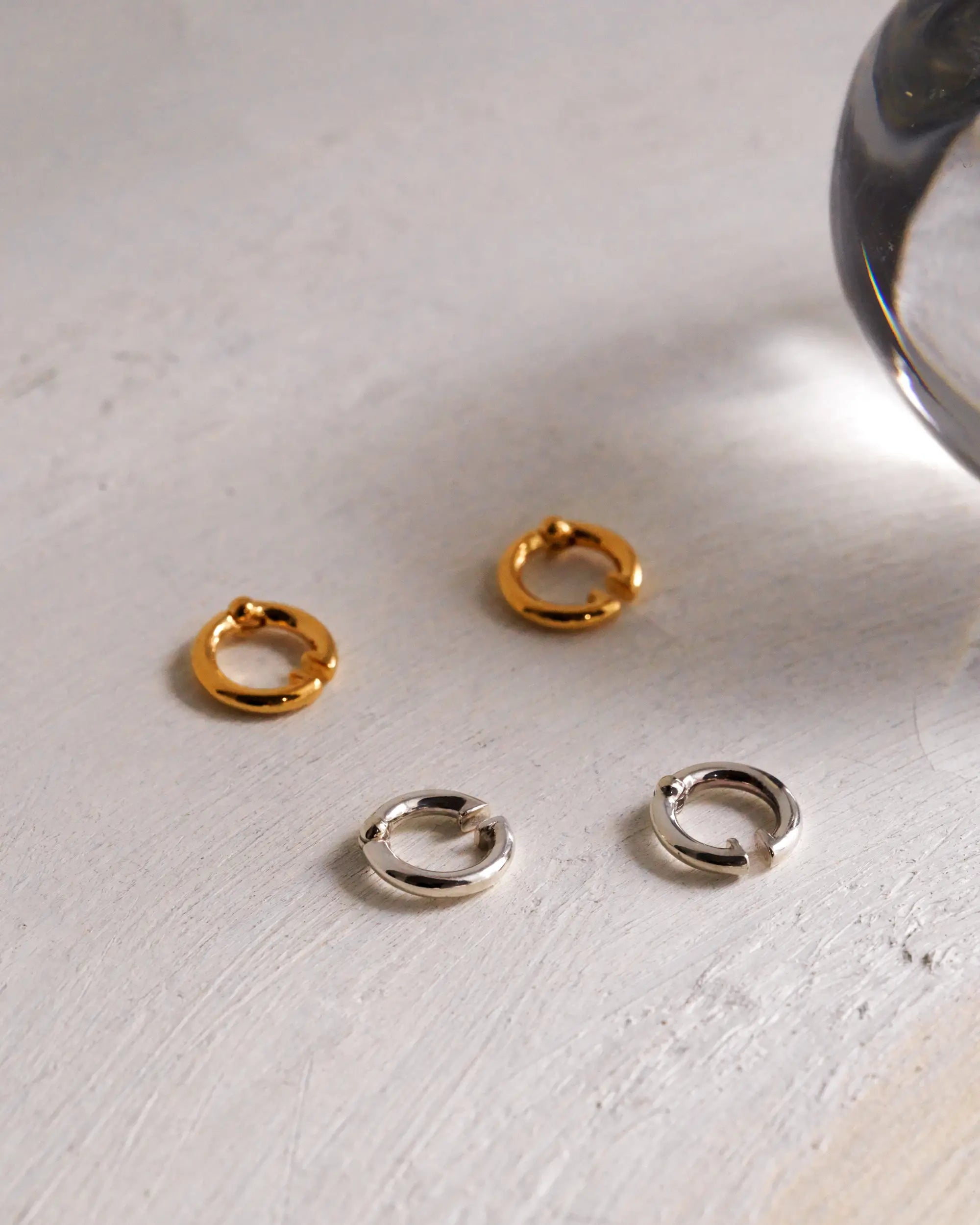 シルバーとゴールドのクラシックフープイヤリング。金具が見えない「ピアス見え」デザインが特徴の金属アレルギー対応ノンホールピアス。