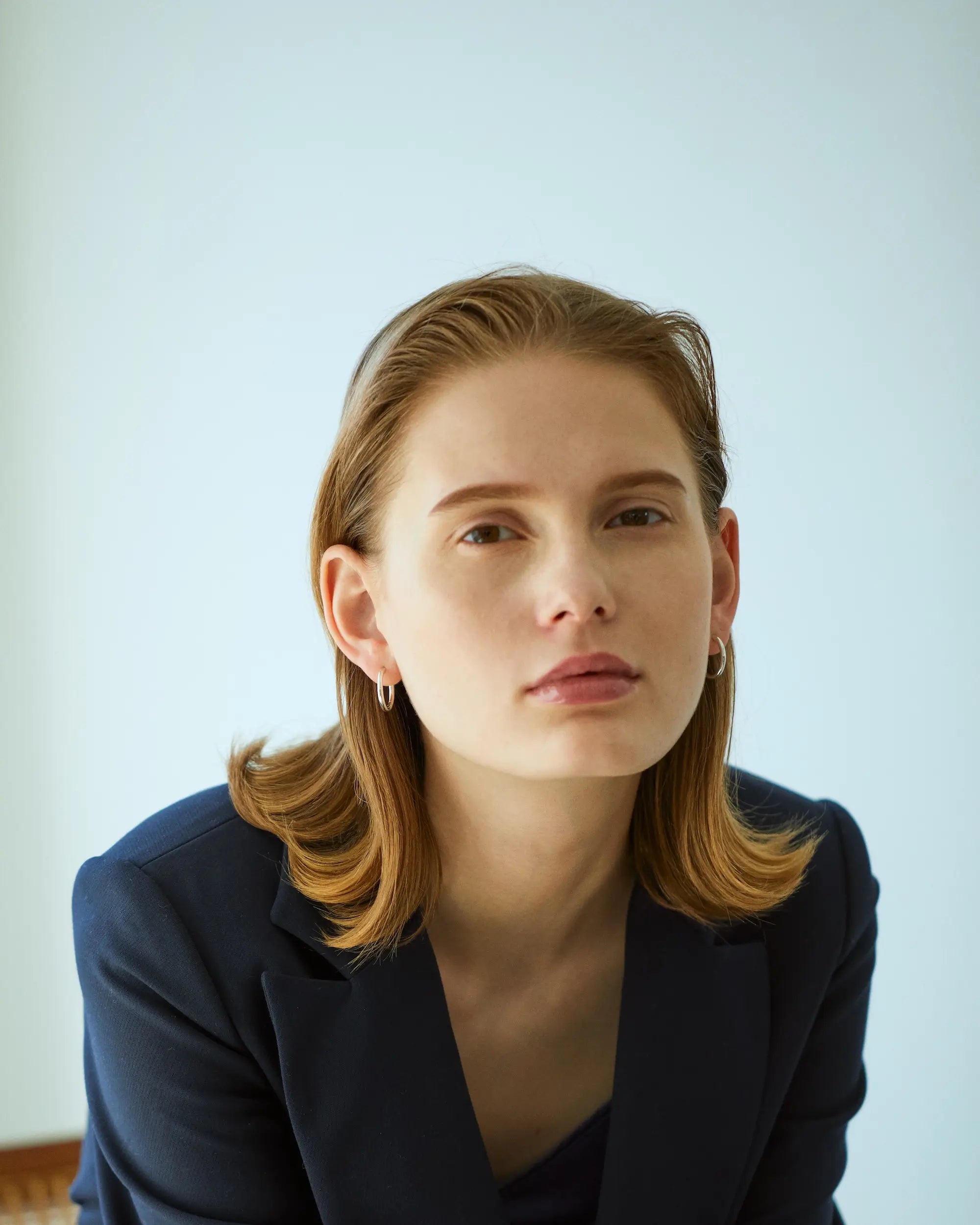 クラシックフープピアス M シルバー 着用画像 | ジャケットにも合う洗練された大人のフープピアス