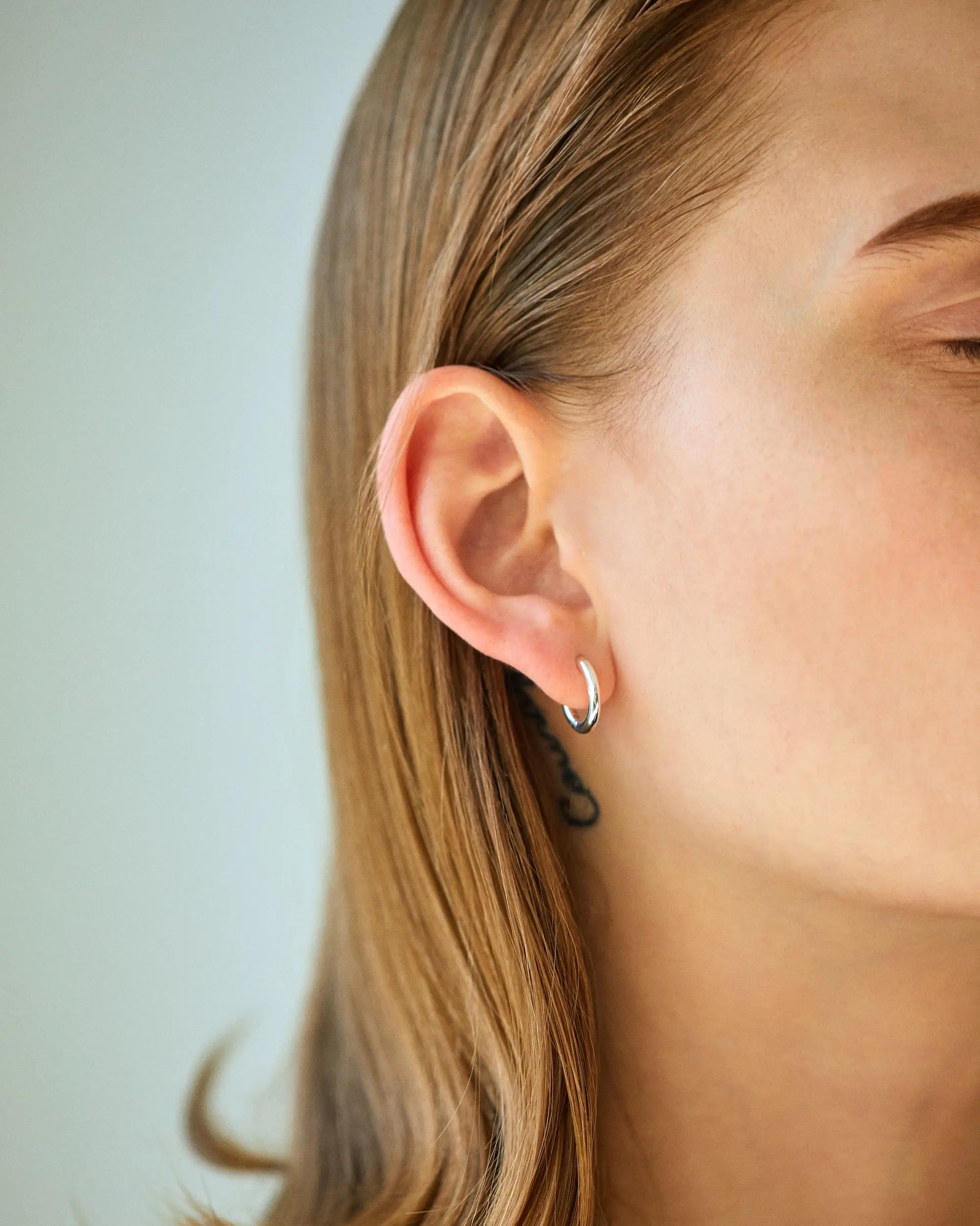 クラシックフープピアス S シルバー 着用画像 | オフィスや仕事でも使えるシンプルで上品なデザイン