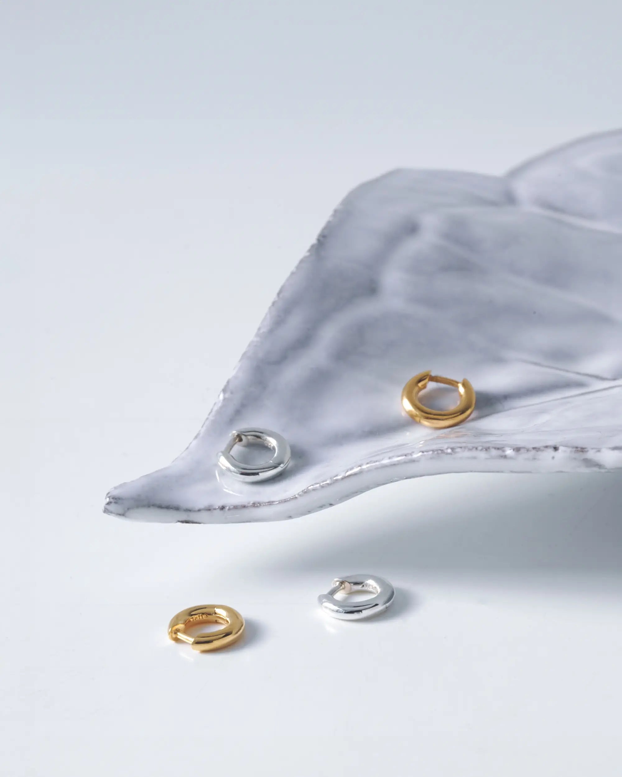 クラシックフープピアス XS ゴールド・シルバー 置き画 | アクセサリートレイに飾ったおしゃれなギフトイメージ