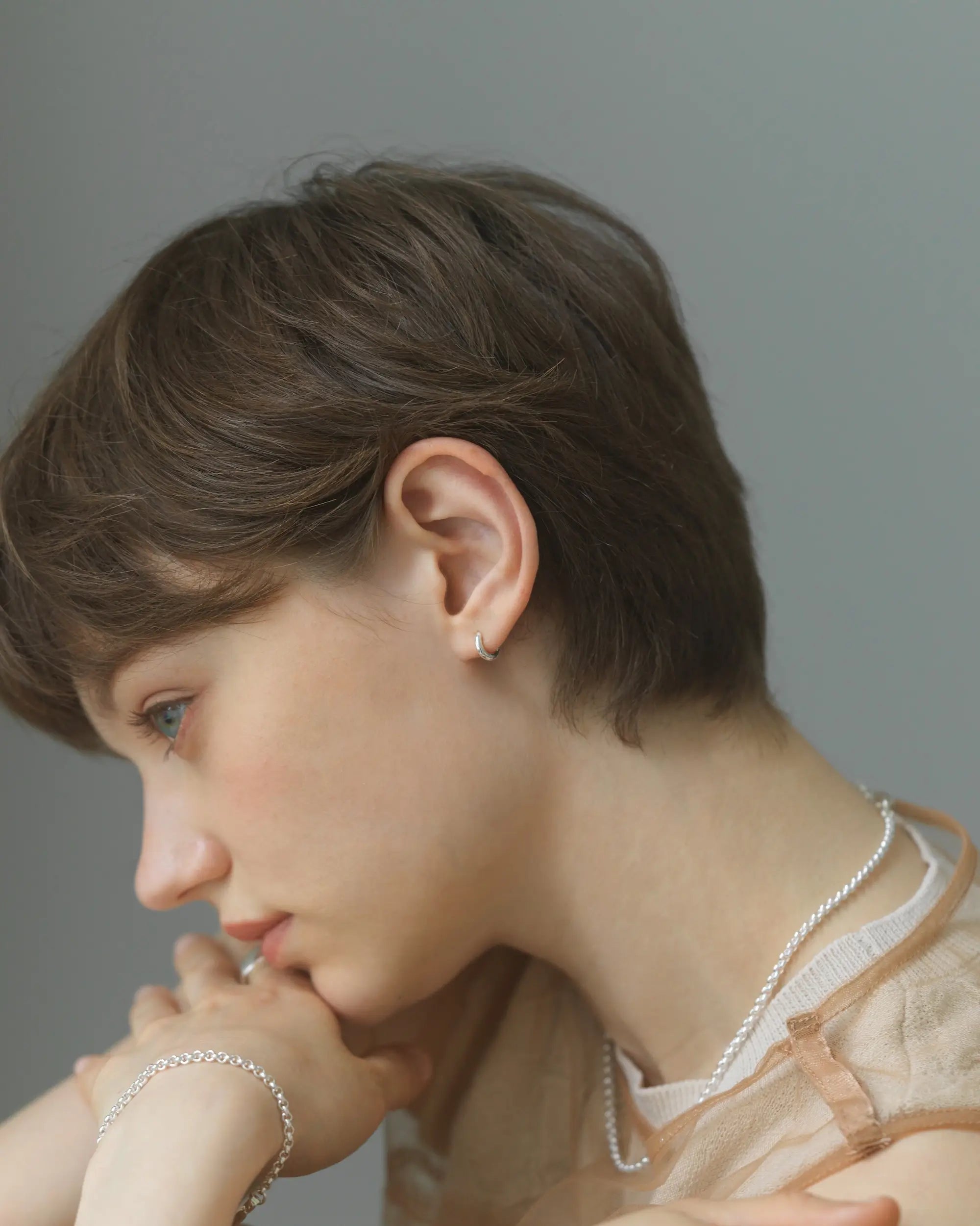 クラシックフープピアス XS シルバー 着用画像 | ネックレスやリングと合わせるシルバー925アクセサリーコーデ