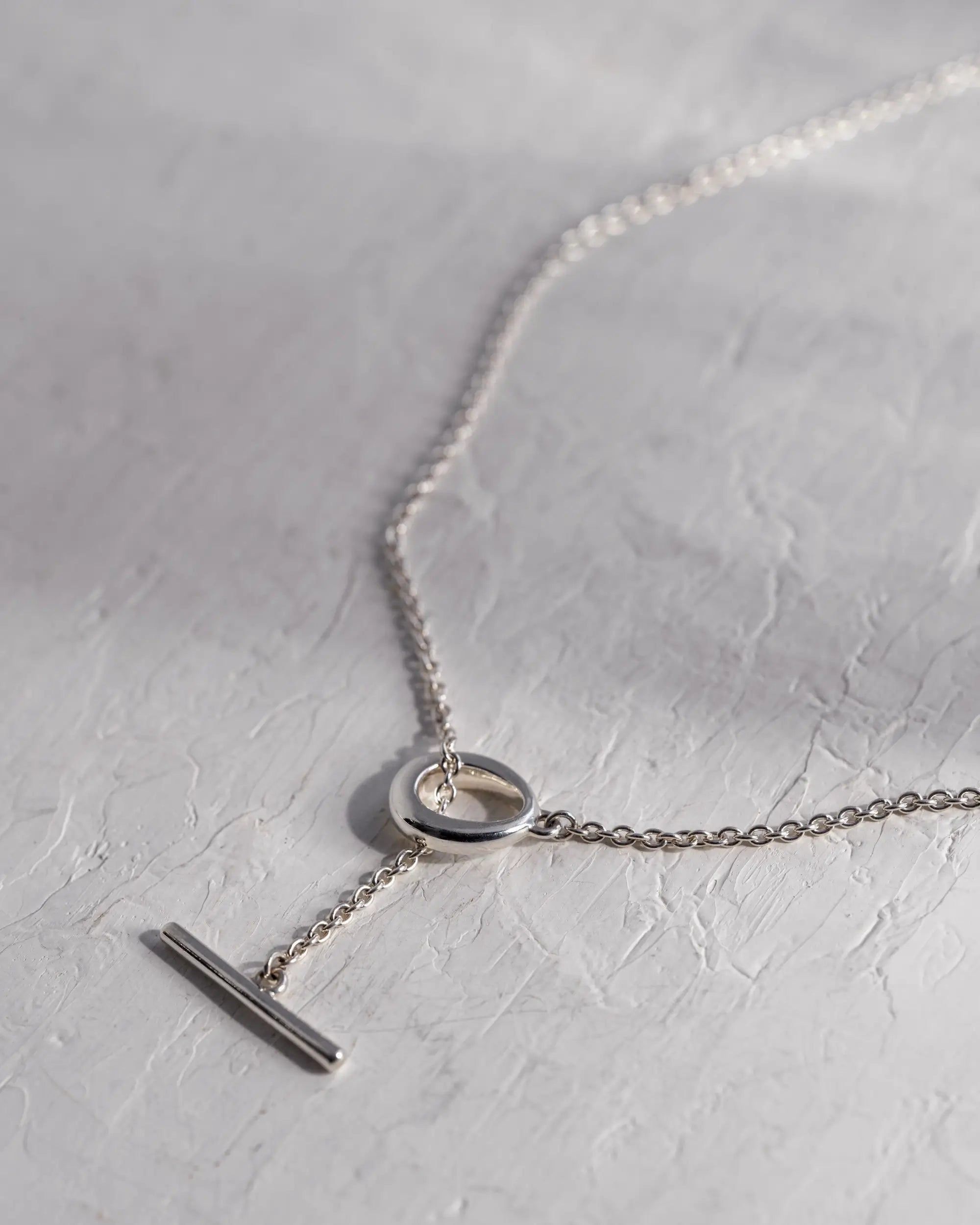 デュードロップネックレス シルバー925 着用画像 | マンテルをフロントにしたモードなY字スタイル