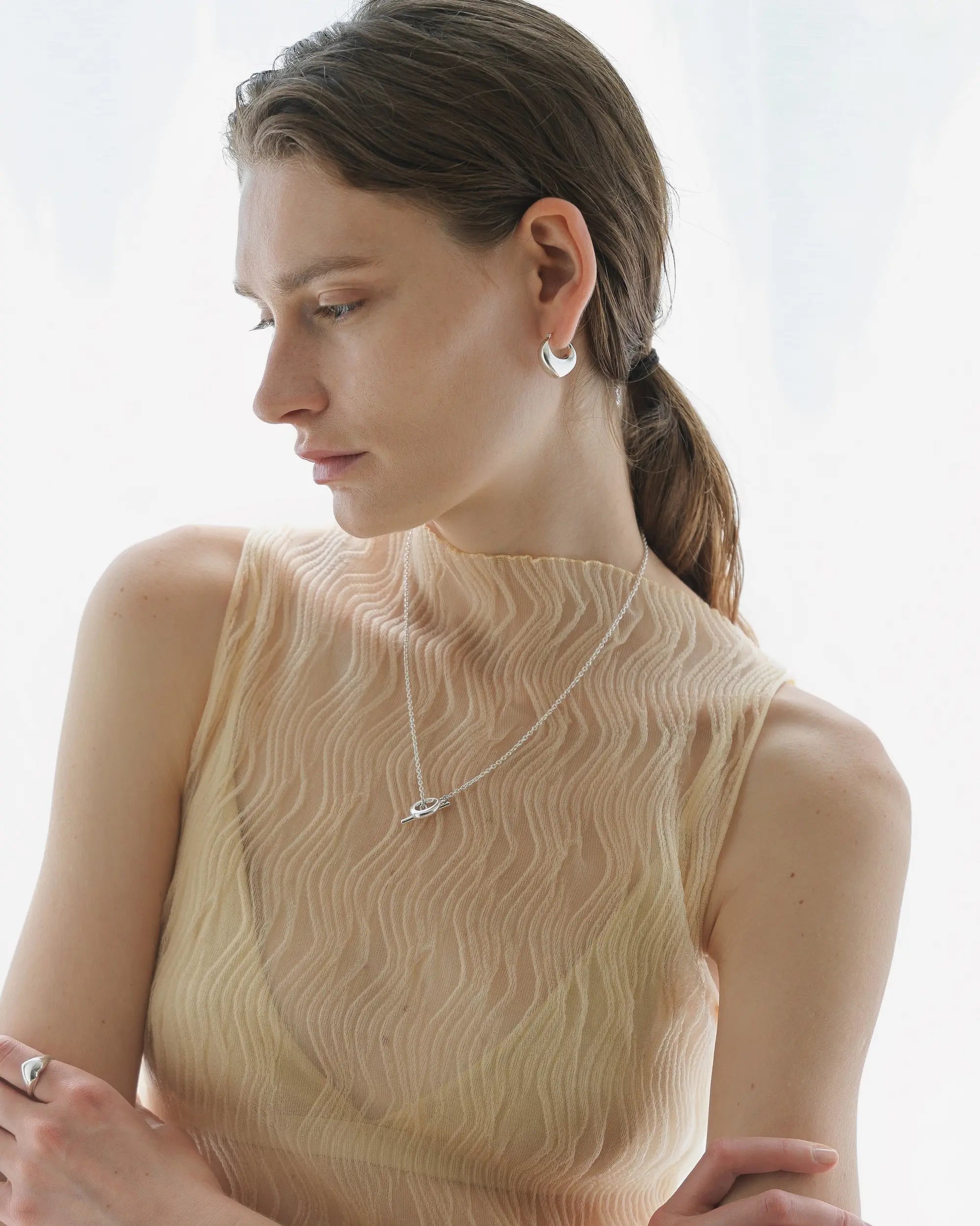 デュードロップネックレス シルバー 着用画像 | シンプルなトップスに映えるジェンダーレスなデザイン