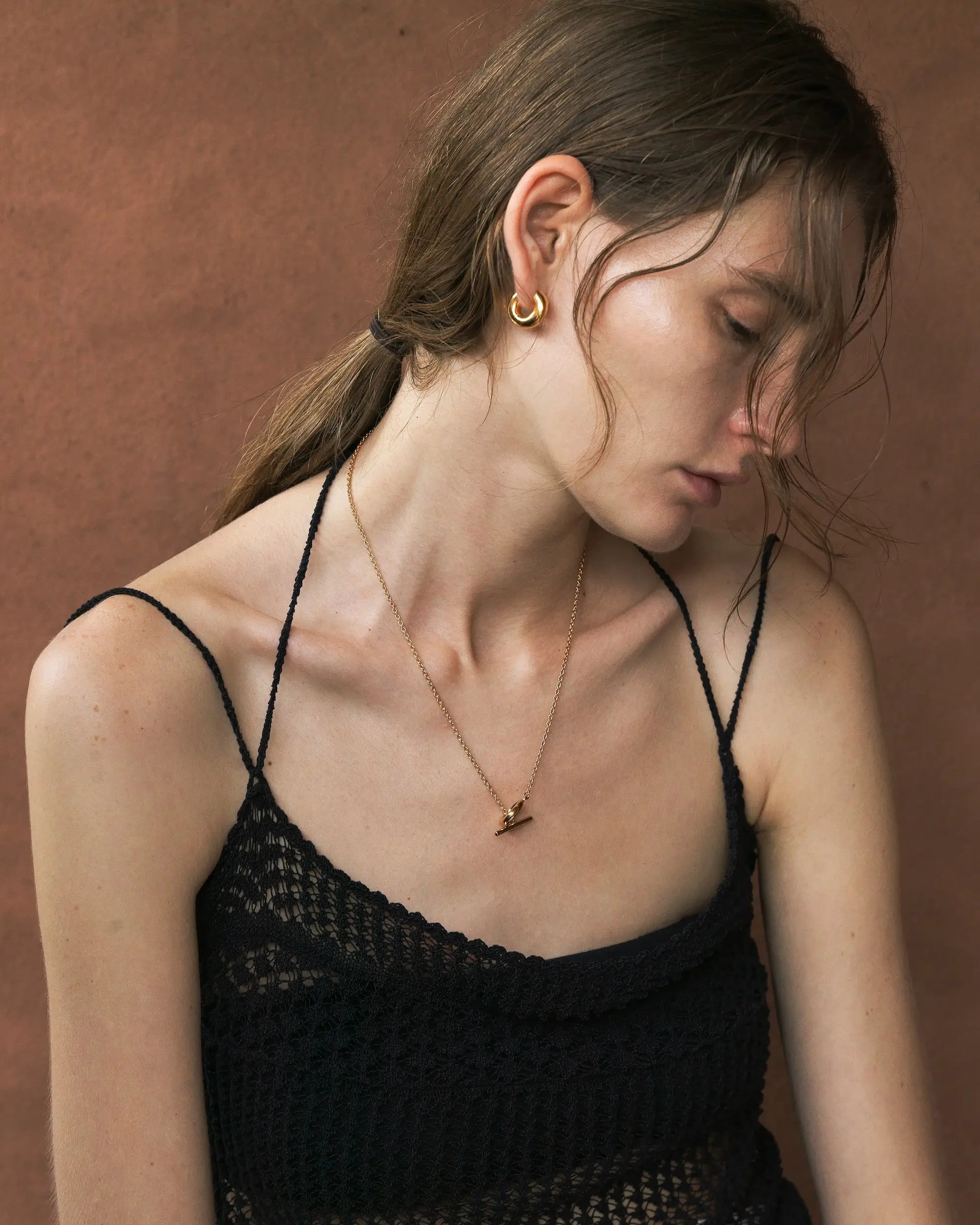 デュードロップネックレス ゴールド コーディネート | モードな装いにもフィットする洗練されたデザイン