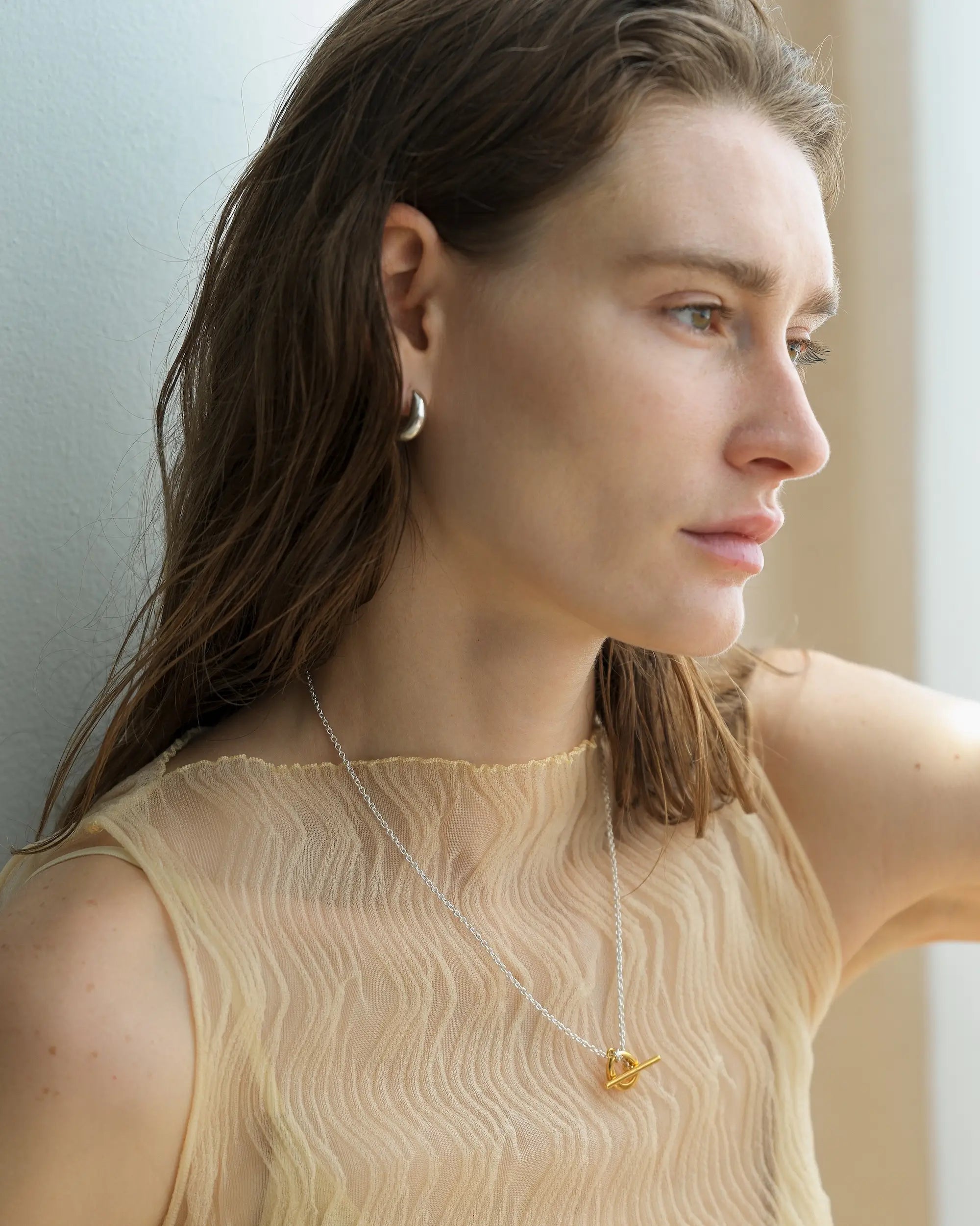 デュードロップネックレス バイカラー 着用画像 | シルバーとゴールドのコントラストが美しいマンテルネックレス