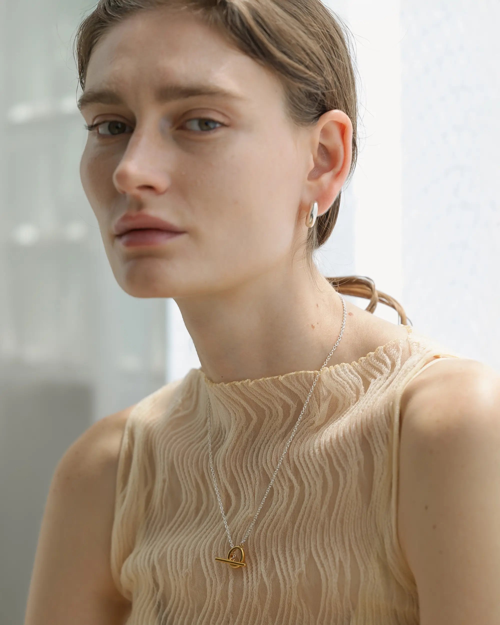 デュードロップネックレス バイカラー コーディネート | シンプルなトップスにモードなアクセントを加えるY字ネックレス