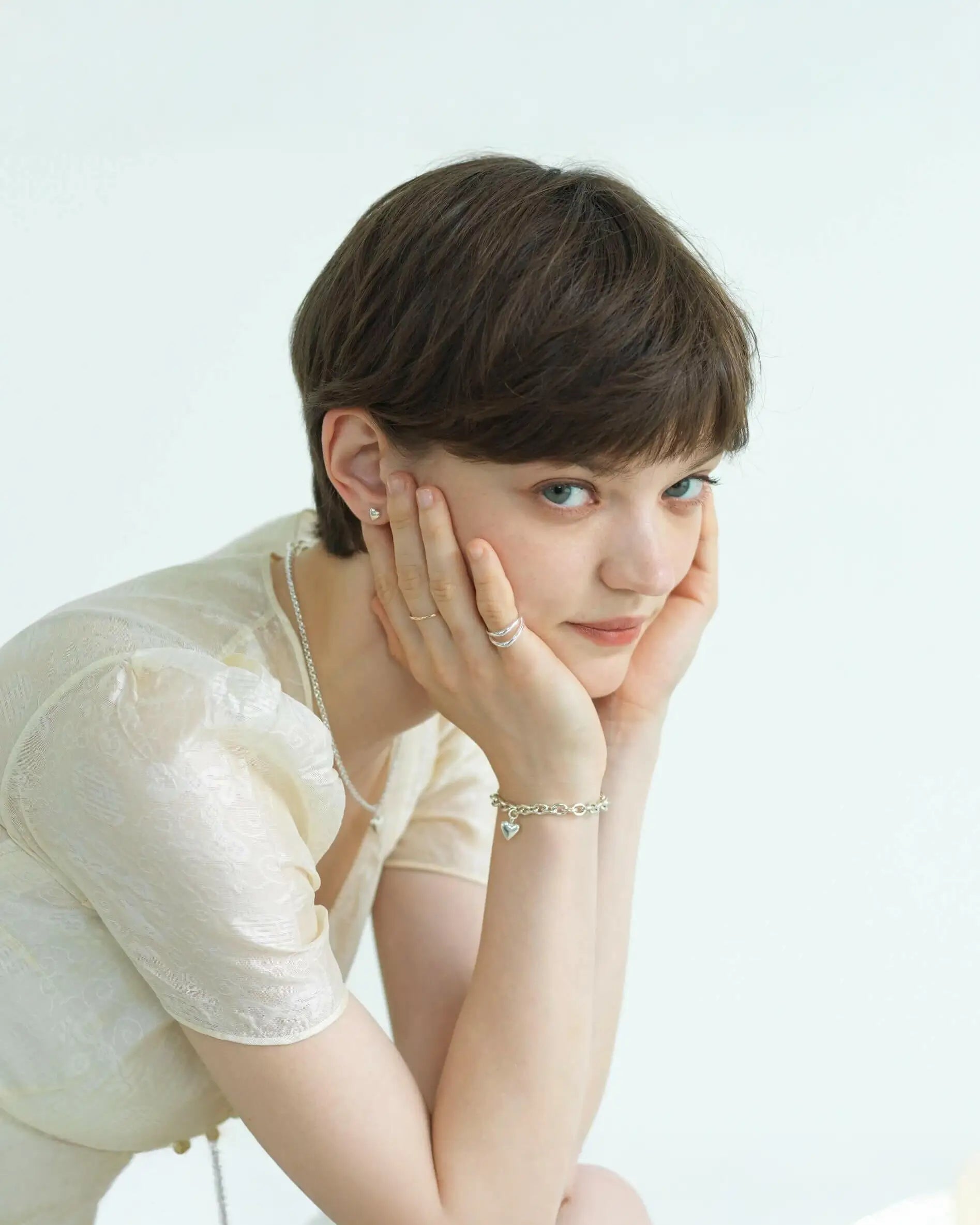 ダブルカーブリング 着用画像 | 柔らかな曲線が光を反射する洗練された手元