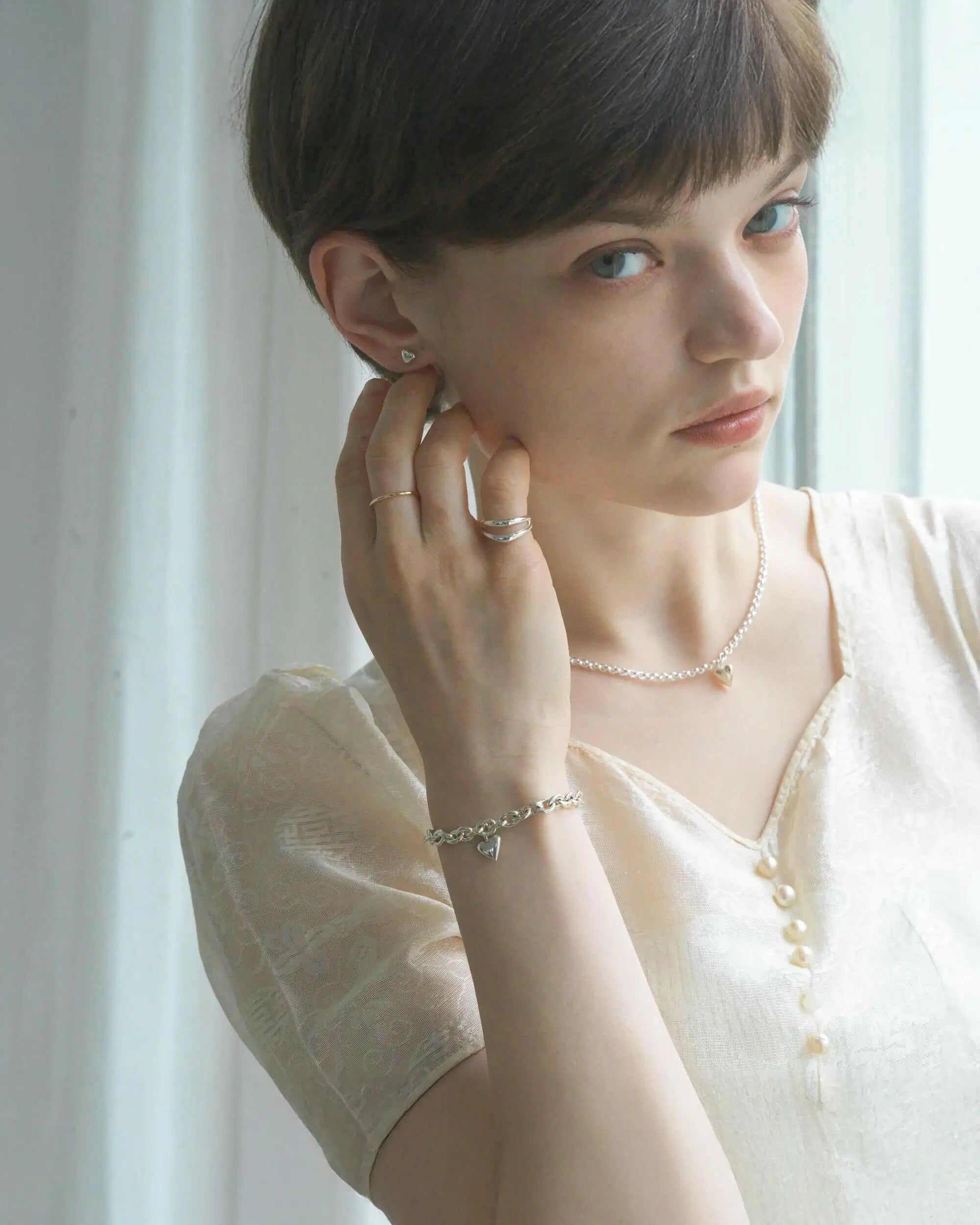 ダブルカーブリング ゴールド コーディネート | シンプルながら視線を引く立体的なフォルム