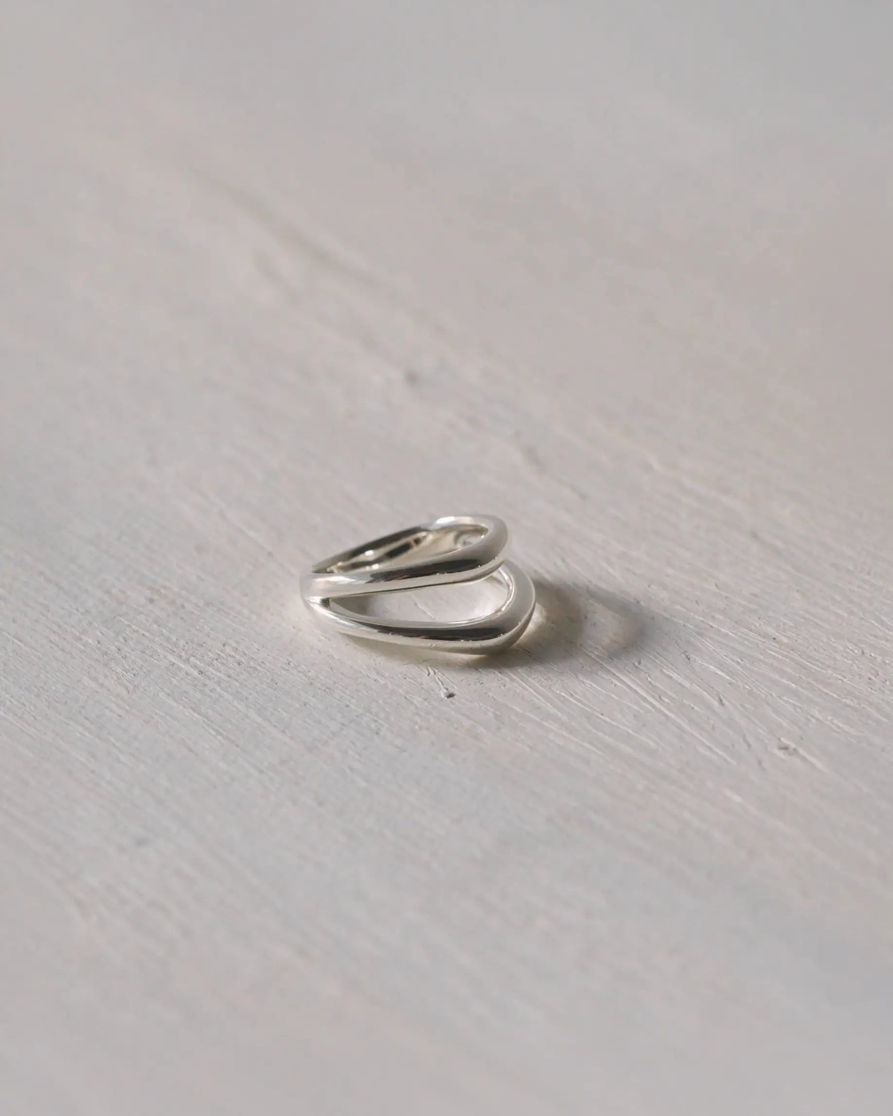 ダブルカーブリング シルバー925 全体 | 2本のラインが流れるように交差するミニマルデザイン