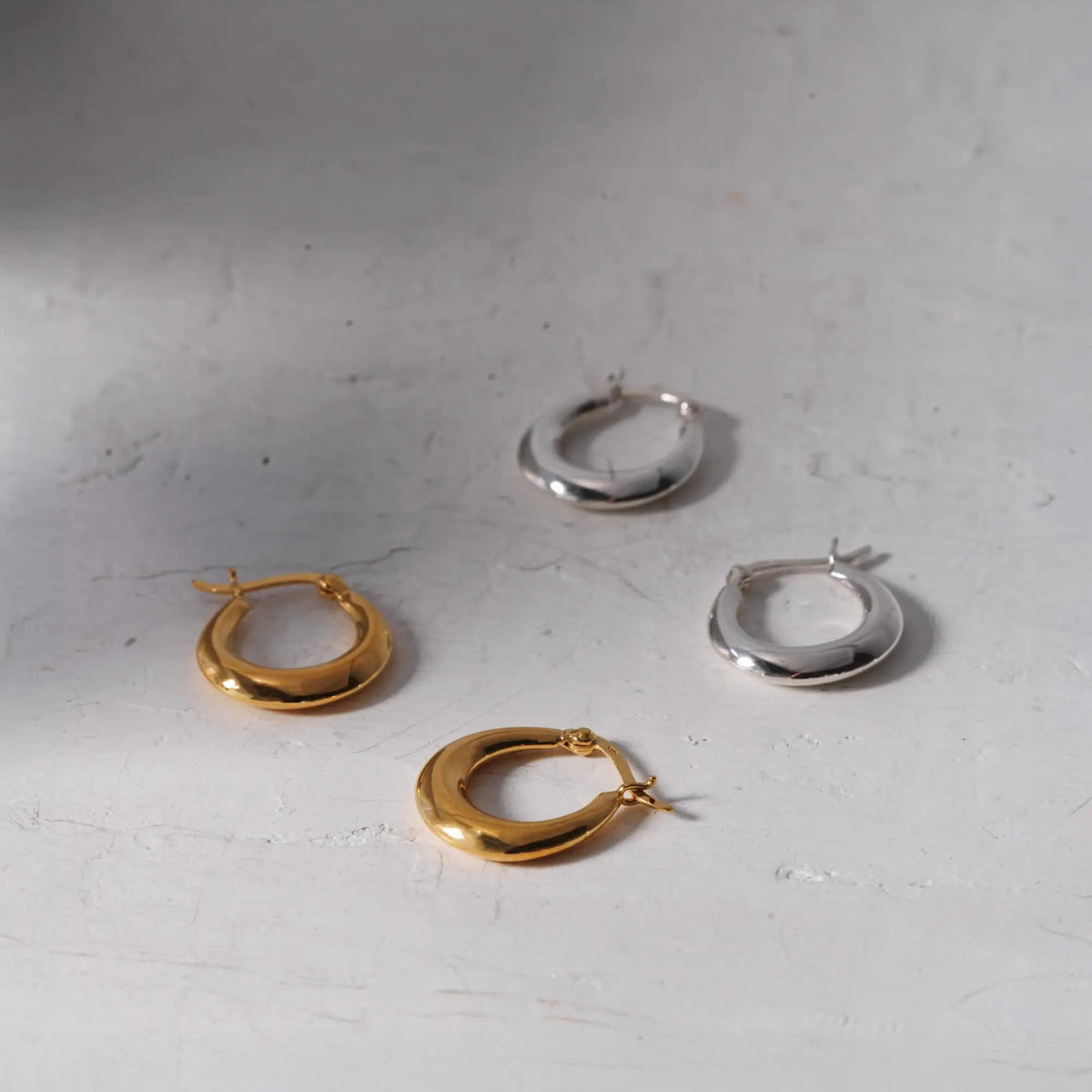 ドロップフープピアス S | 雫のような膨らみが美しいシルバー925ピアス