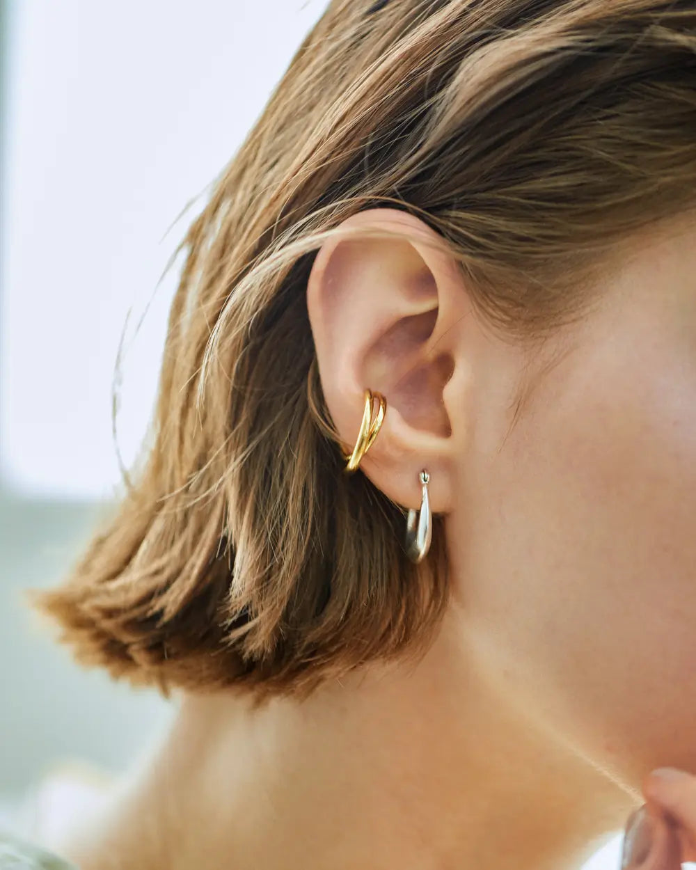 ドロップフープピアス S シルバー 着用 | イヤーカフとも相性の良いシンプルで万能なデザイン