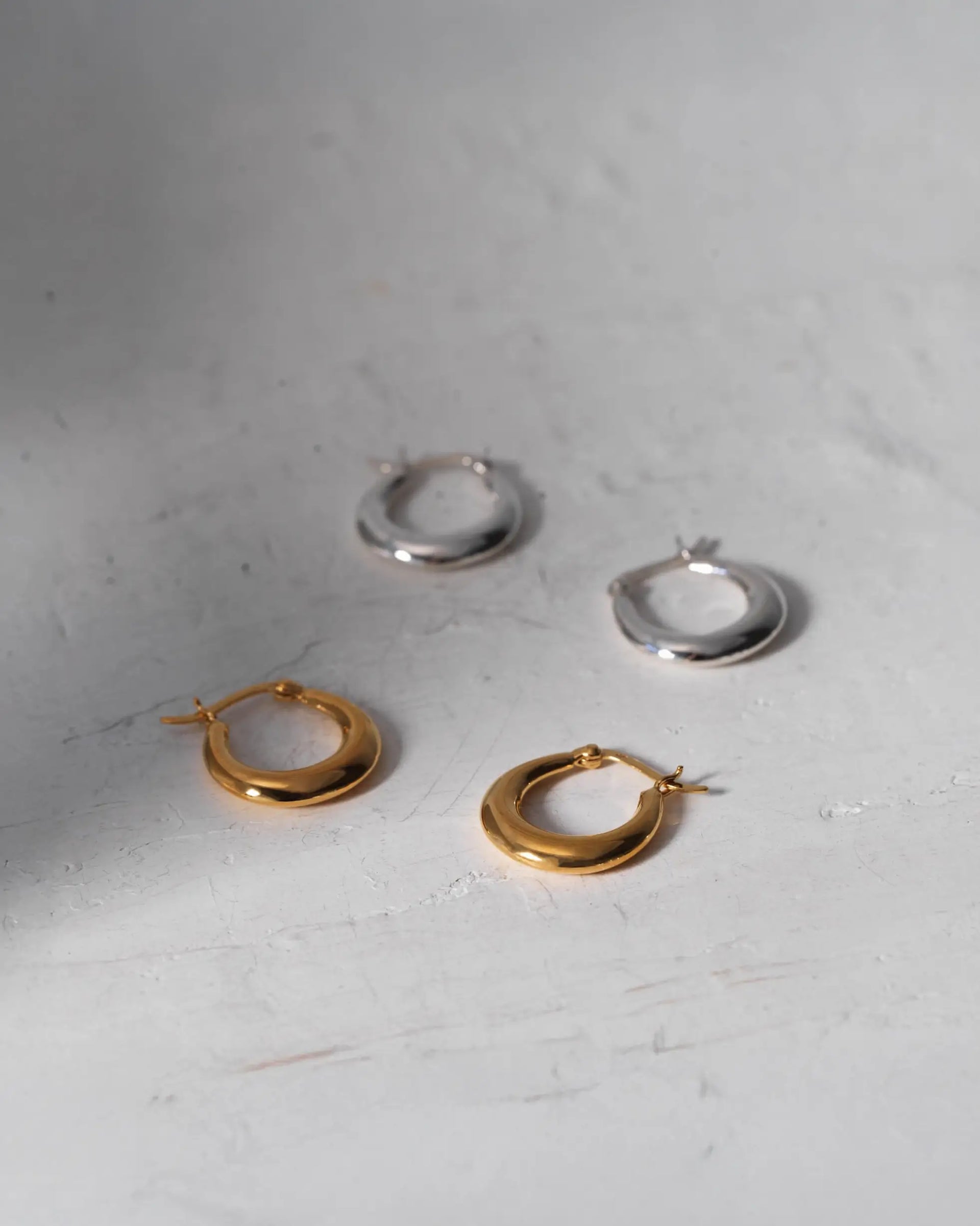 ドロップフープピアス S | 雫のような膨らみが美しいシルバー925ピアス