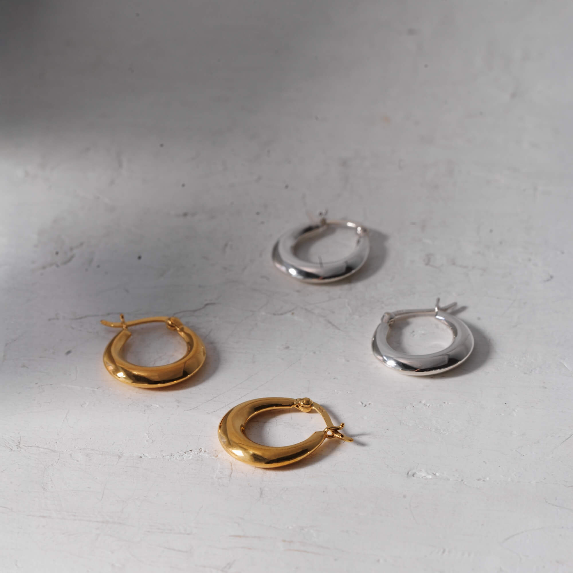 ドロップフープピアス S 置き画 | 雫のようなぷっくりとした膨らみが可愛いキャッチレスピアス