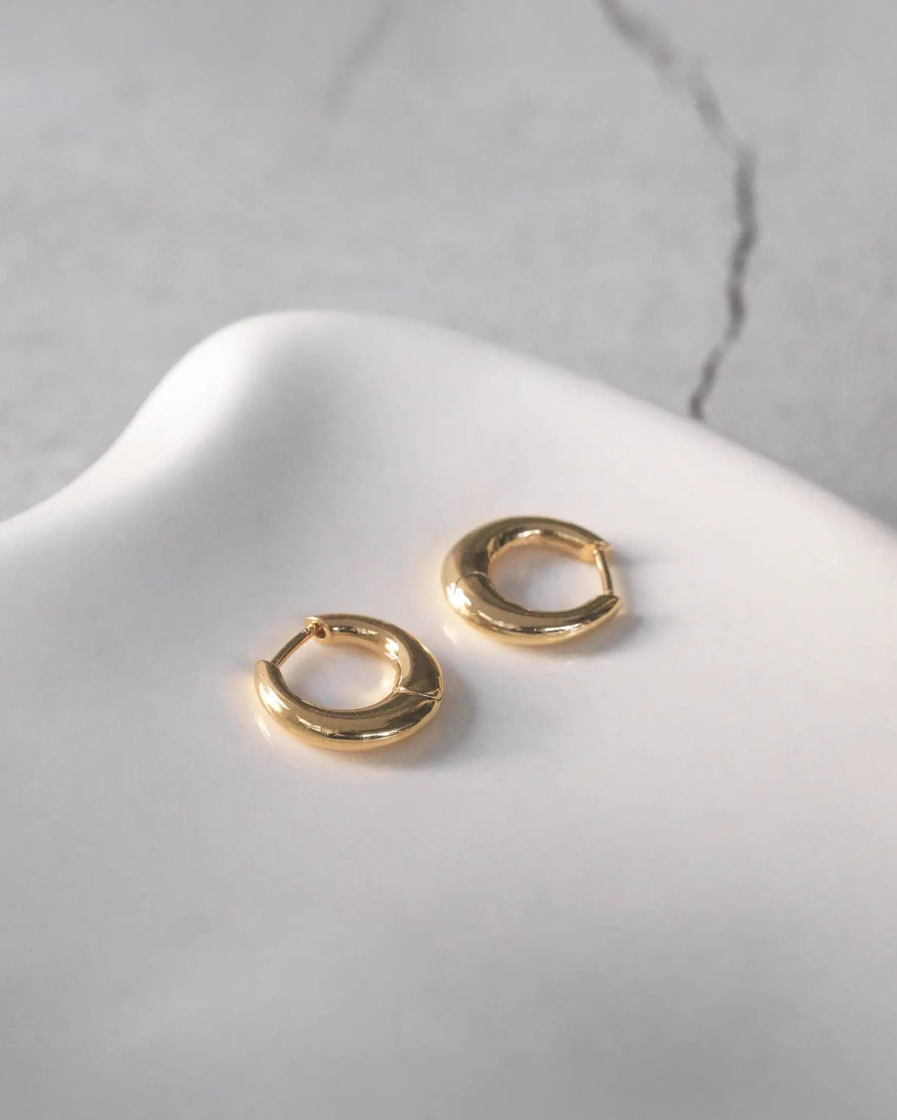 エクリプスフープピアス ゴールド 置き画 | ぷっくりとしたドロップシェイプが可愛い18Kコーティングピアス