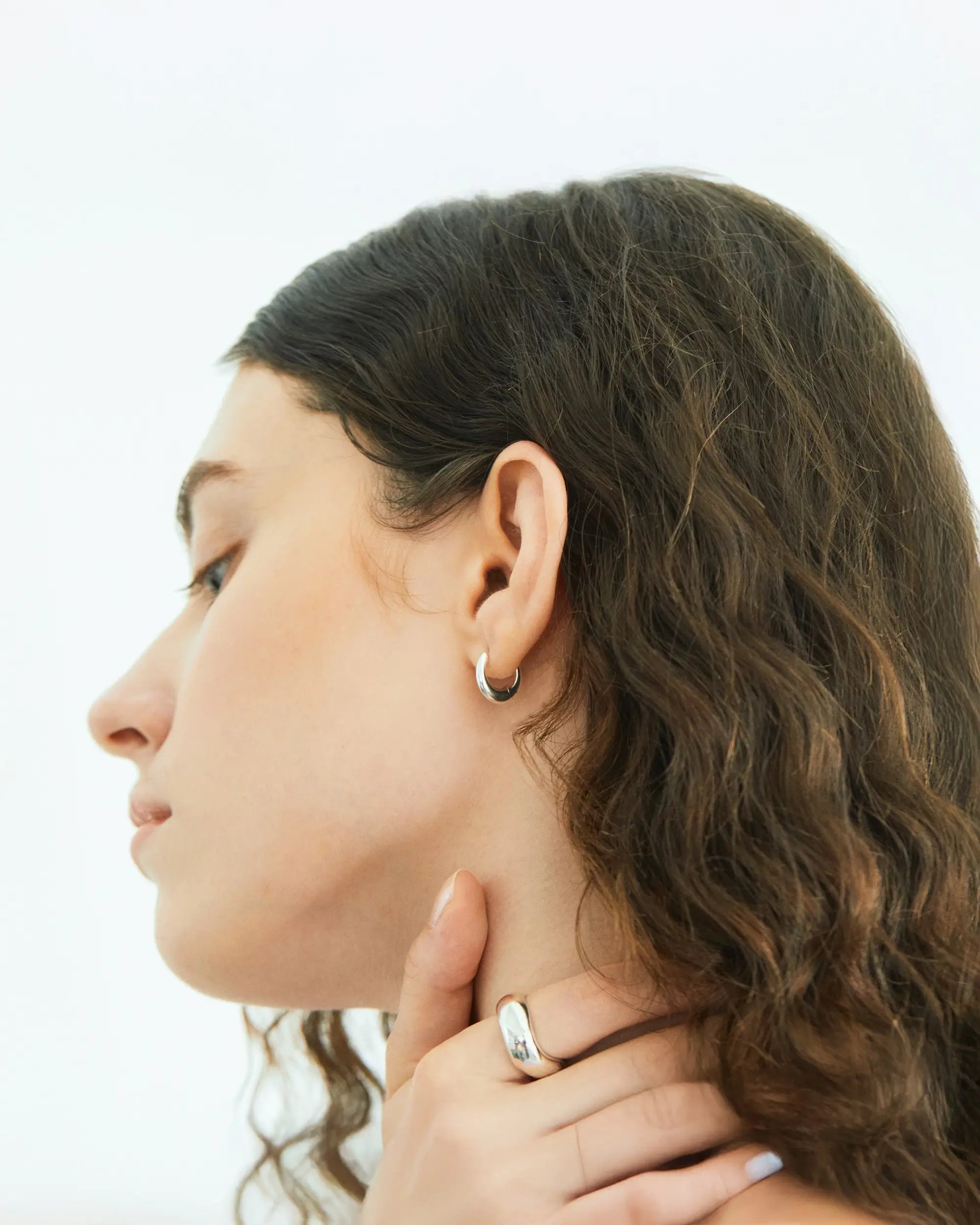 エクリプスフープピアス シルバー 着用画像 | リングと合わせた大人のミニマルシルバーコーデ