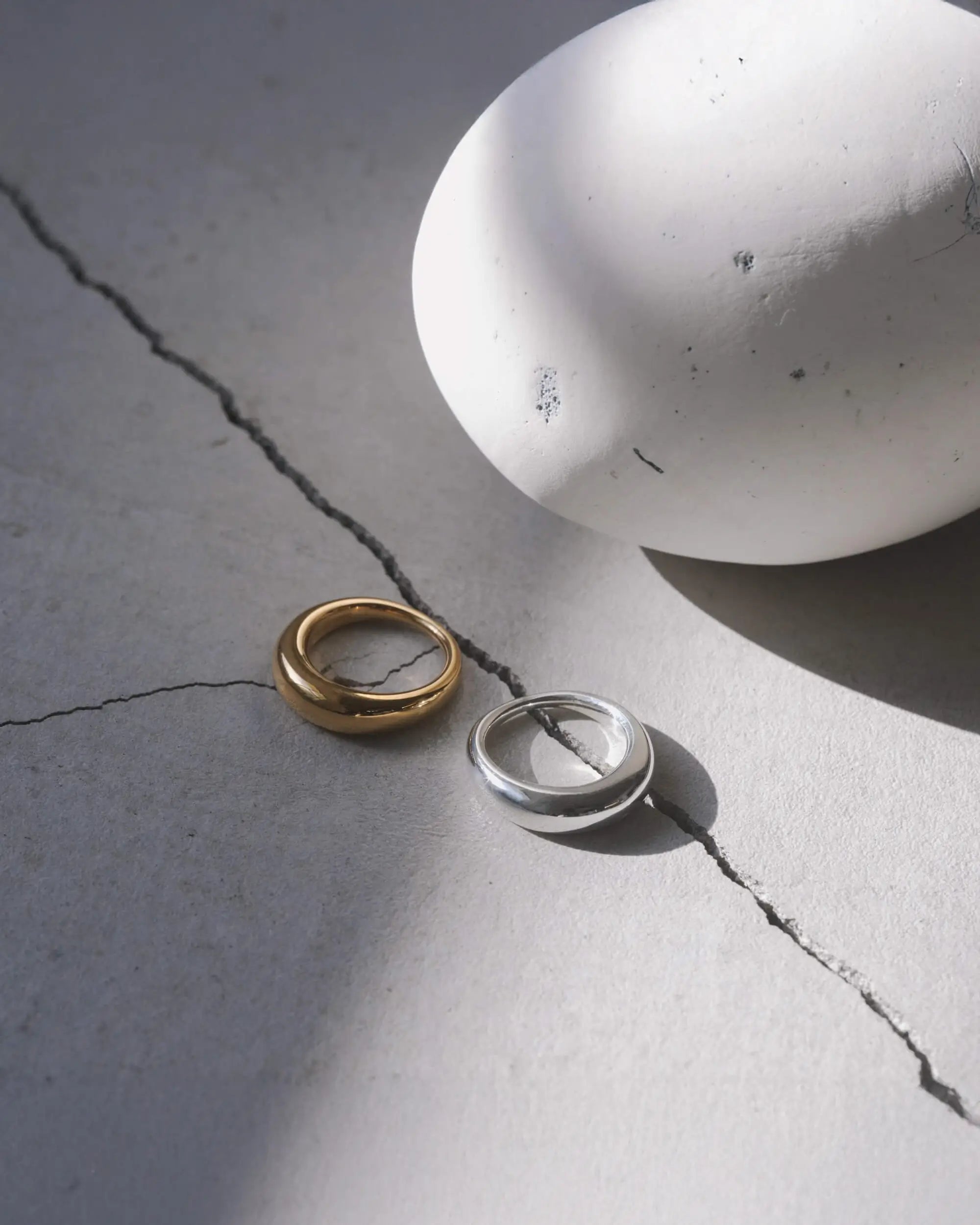 日食をインスピレーションにデザインされたエクリプスリング M ゴールド＆シルバー