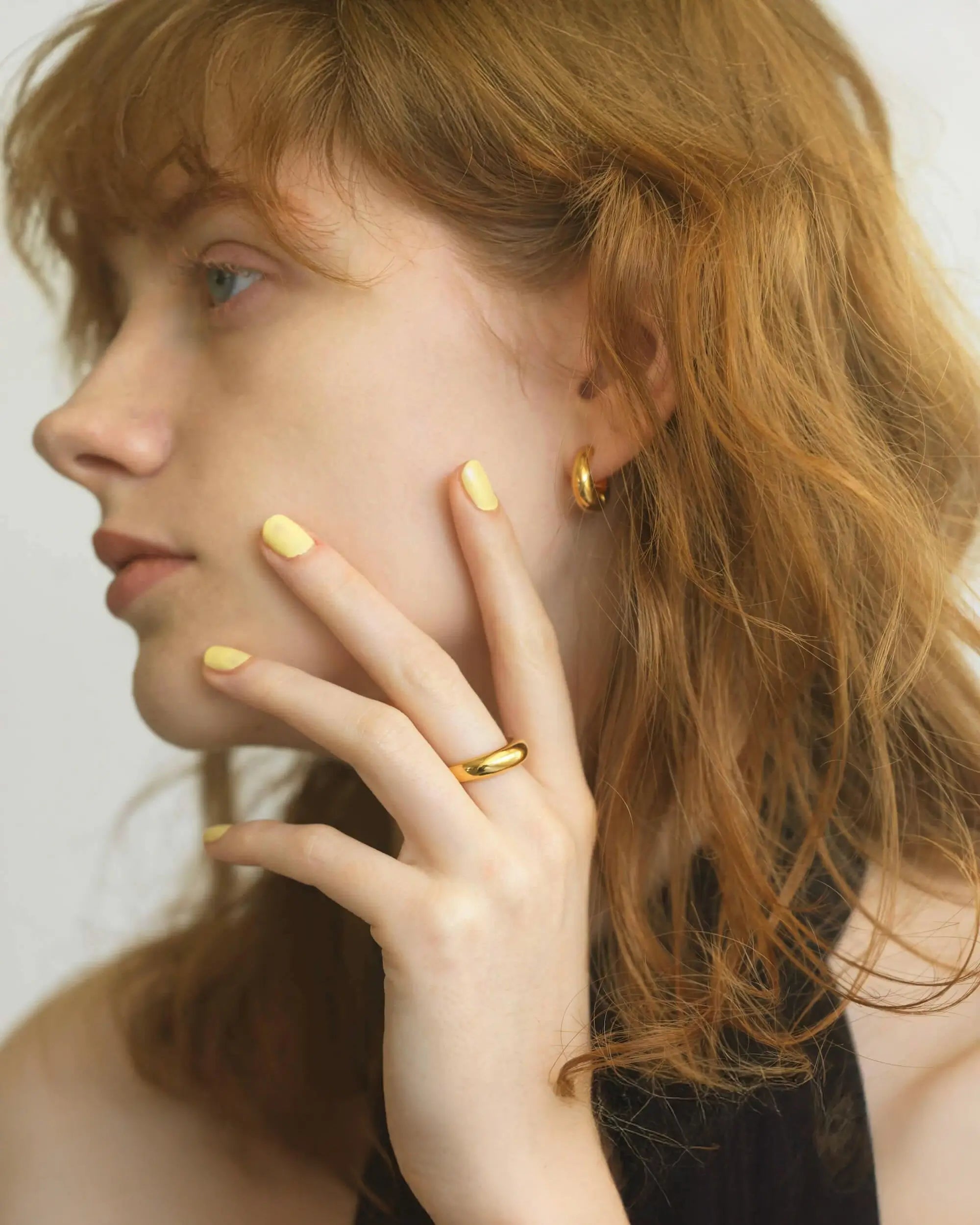 ゴールドのエクリプスリング Mを着用した女性モデルのライフスタイルカット