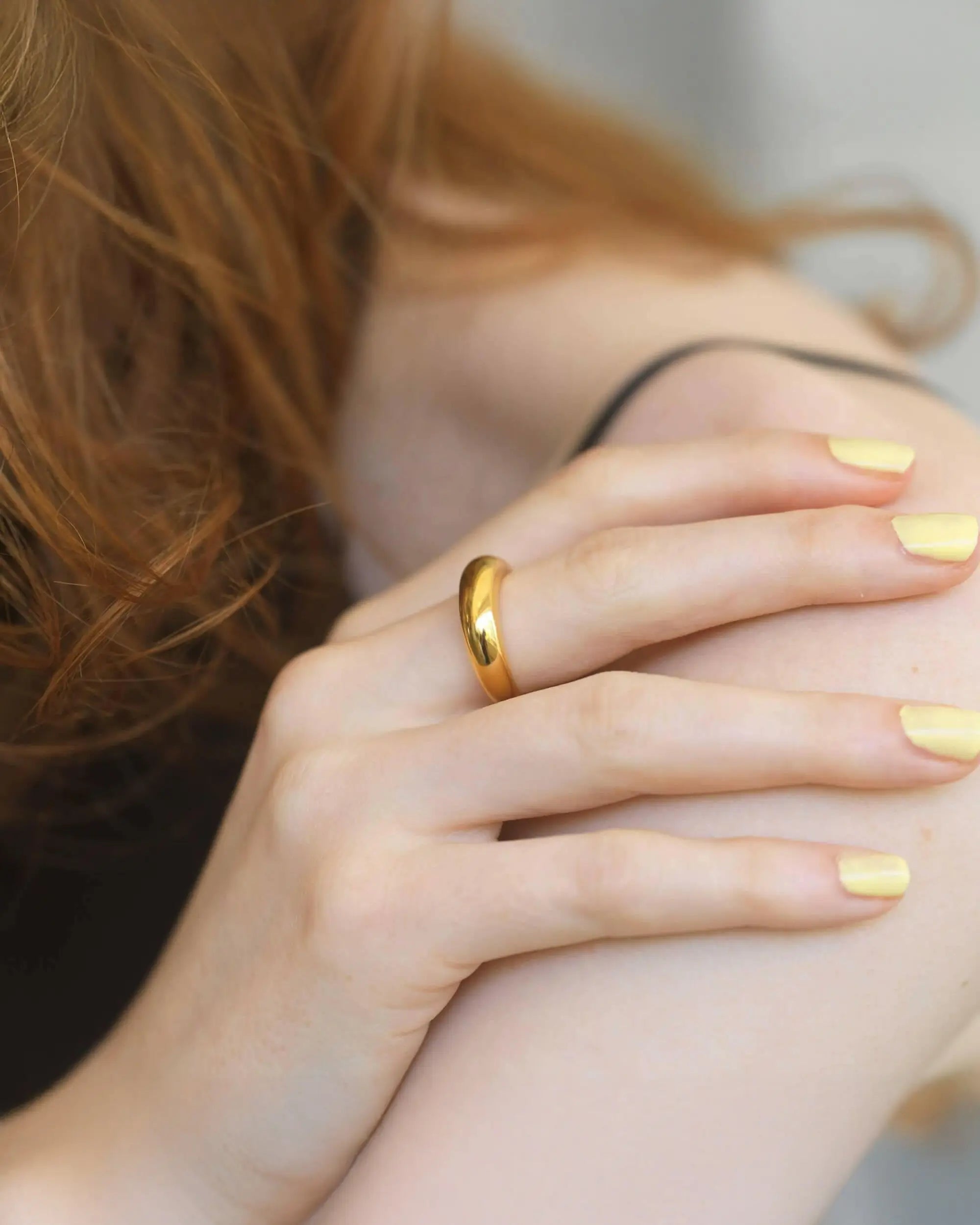 ぷっくりとしたフォルムが指先を美しく見せるゴールドのボリュームリング