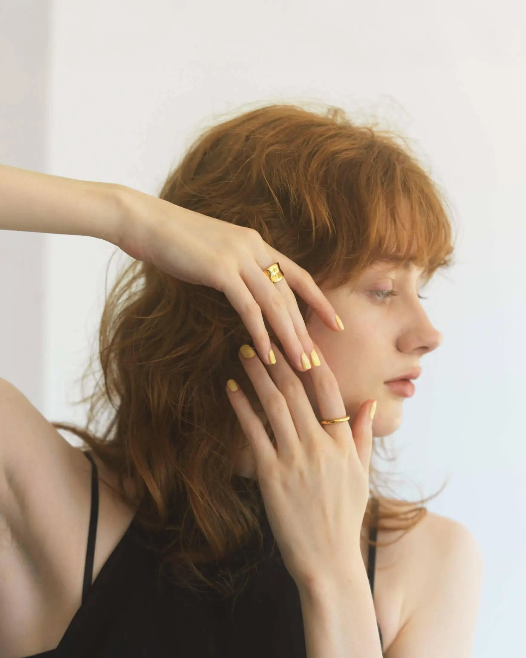 エクリプスリング S 着用画像 | 指に馴染む有機的なカーブが手元を美しく見せる