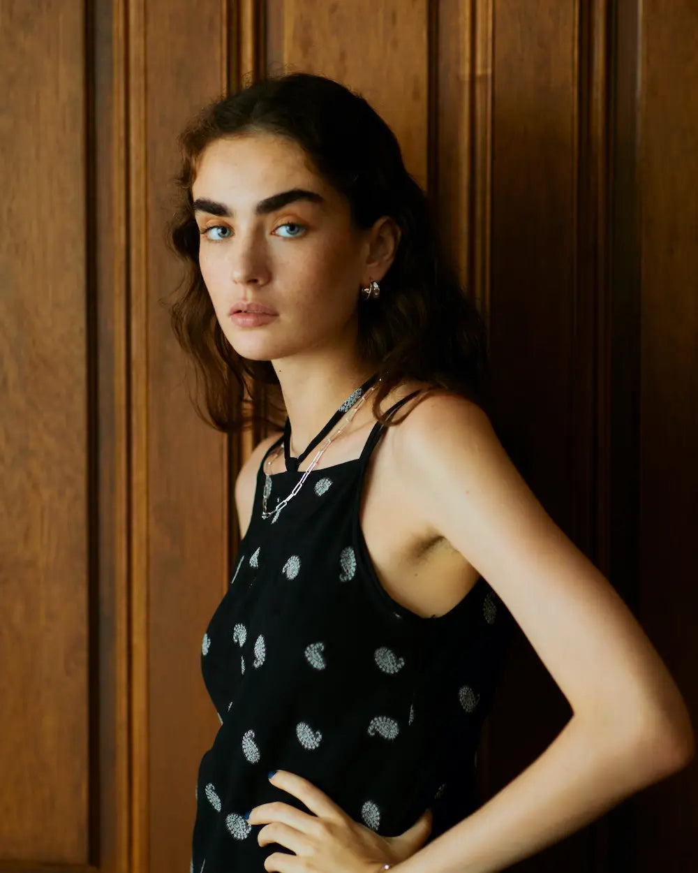 フラットチェーンネックレス（シルバー925）着用画像 - 好きなコマにフックを掛けタイトなチョーカーとしてアレンジしたスタイリング