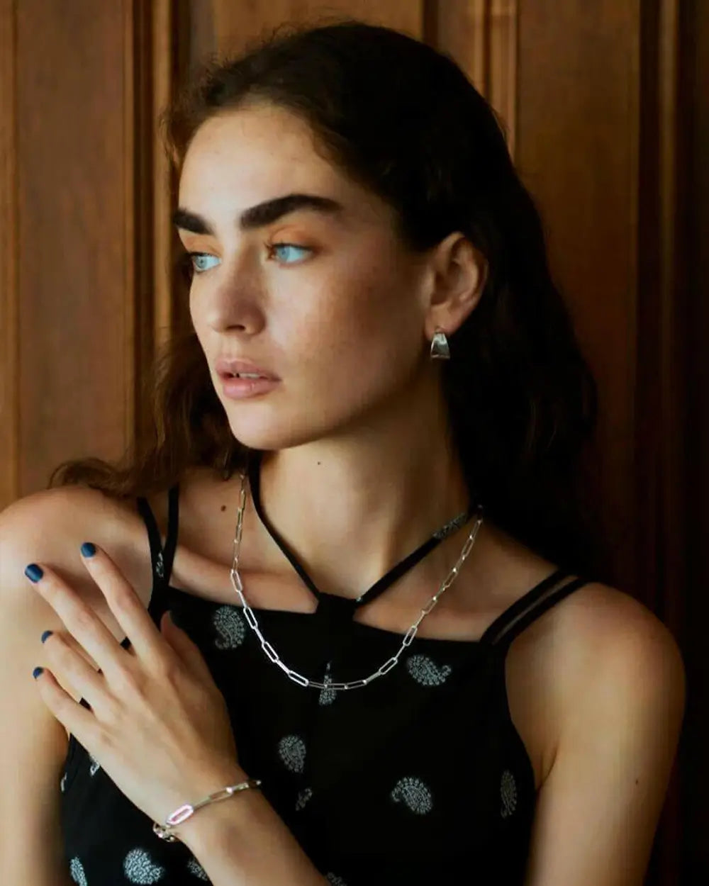 フラットチェーンネックレス（シルバー925）着用画像 - カジュアルからモードまであらゆる装いを格上げするマットな質感