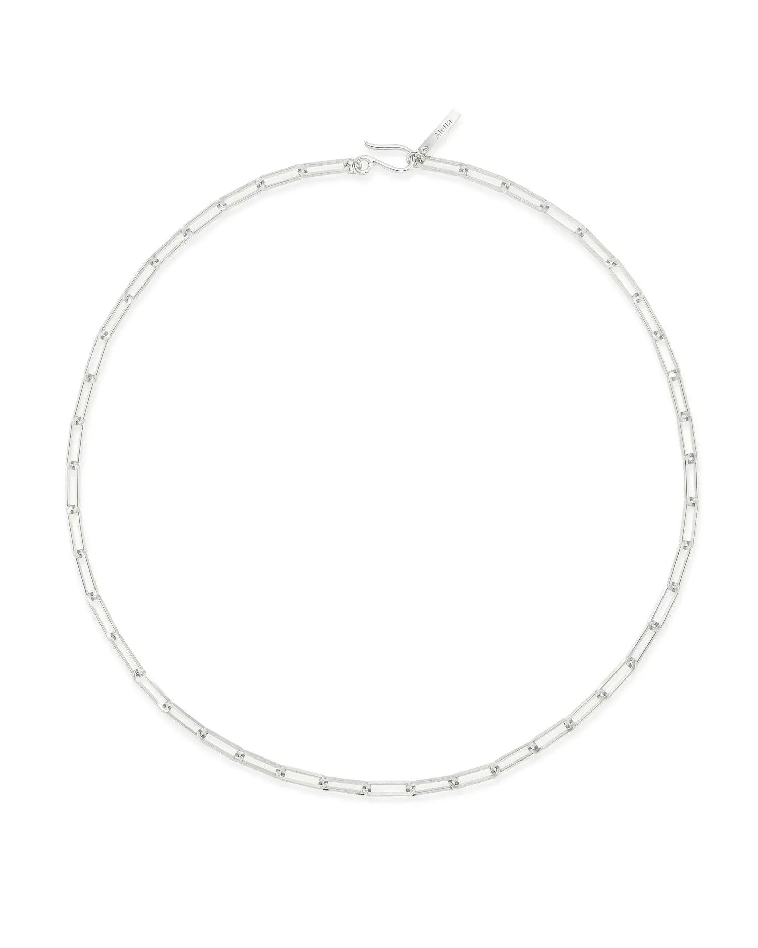 シルバー925 フラットチェーンネックレス 商品全体画像 - つけっぱなしOKでペア使いにも最適な高品質素材