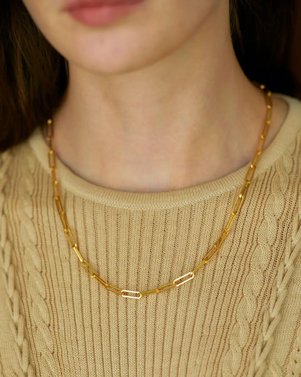 フラットチェーンネックレス（ゴールド）着用アップ - ジェンダーレスで楽しめる金属アレルギー対応の高品質素材