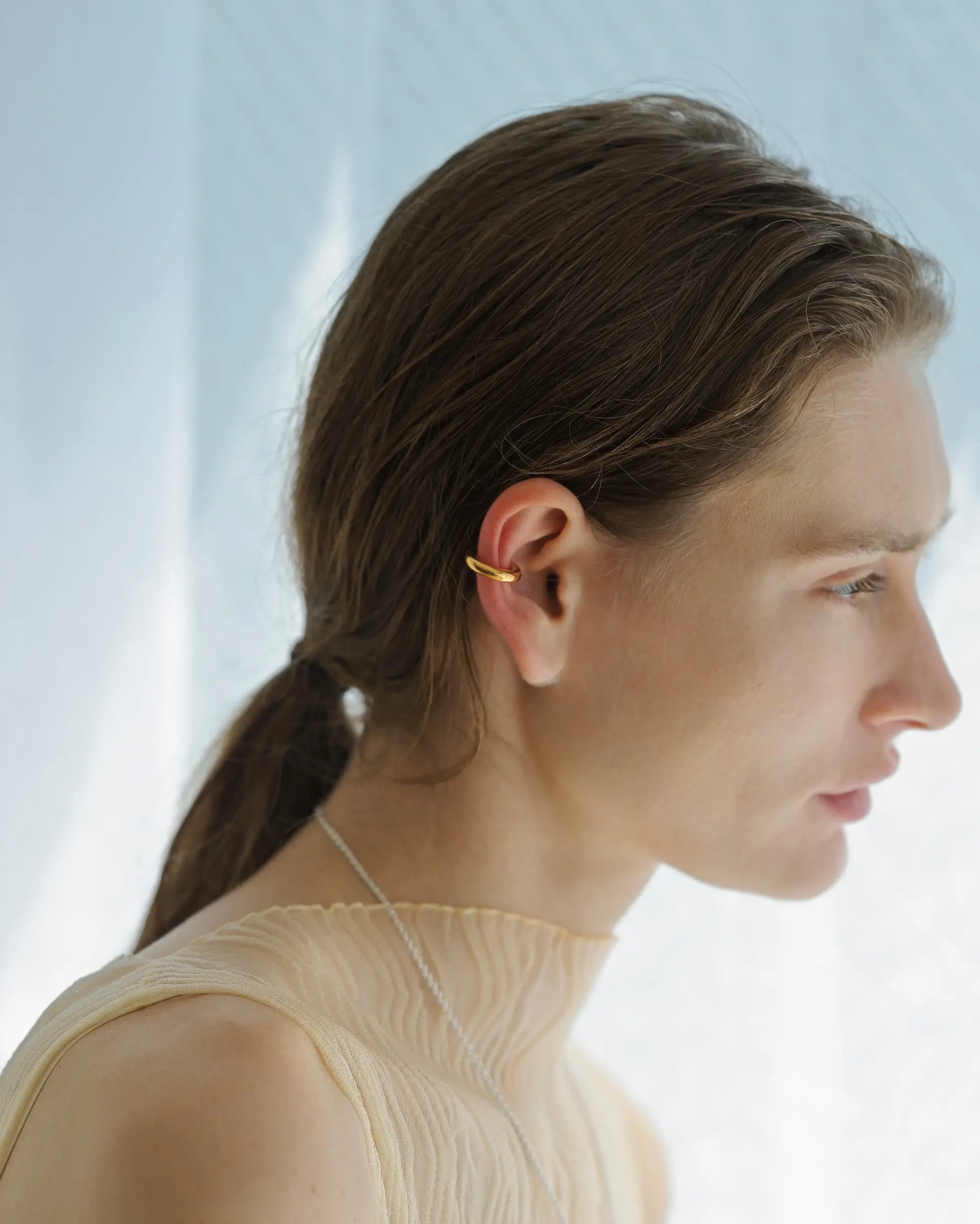 フラグメントイヤーカフ シルバー 着用画像 | リサイクルシルバーを使用したエシカルで個性的なデザイン