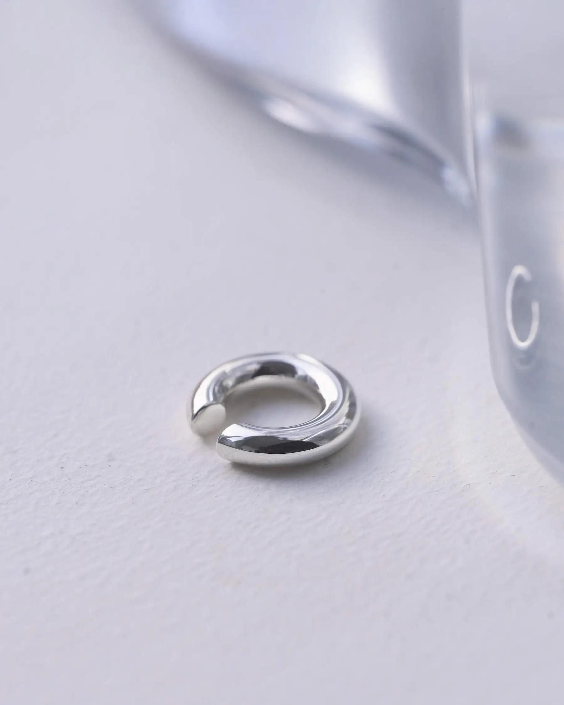 フラグメントイヤーカフ シルバー 置き画 | 独特な歪みと厚みが特徴的なスターリングシルバーイヤーカフ