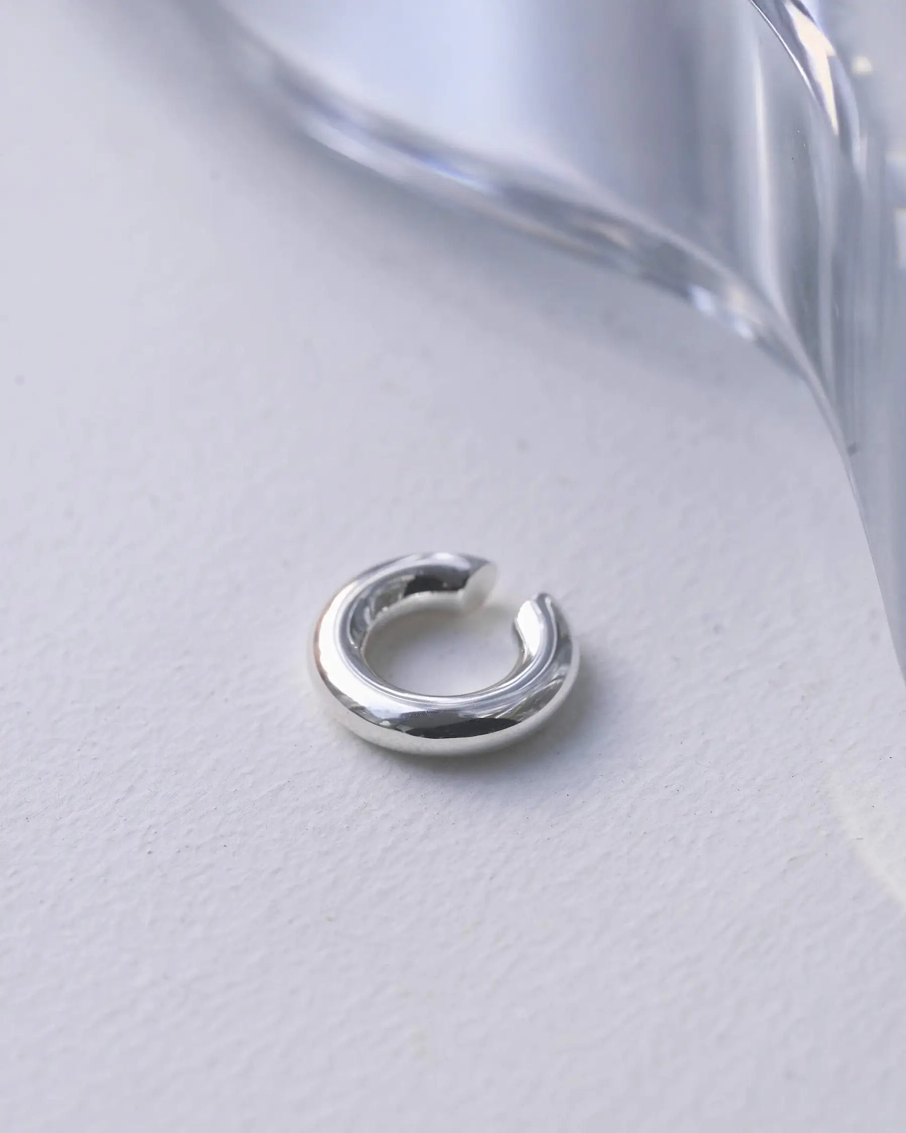 フラグメントイヤーカフ シルバー 片耳 | シンプルながら存在感を放つ有機的なフォルム