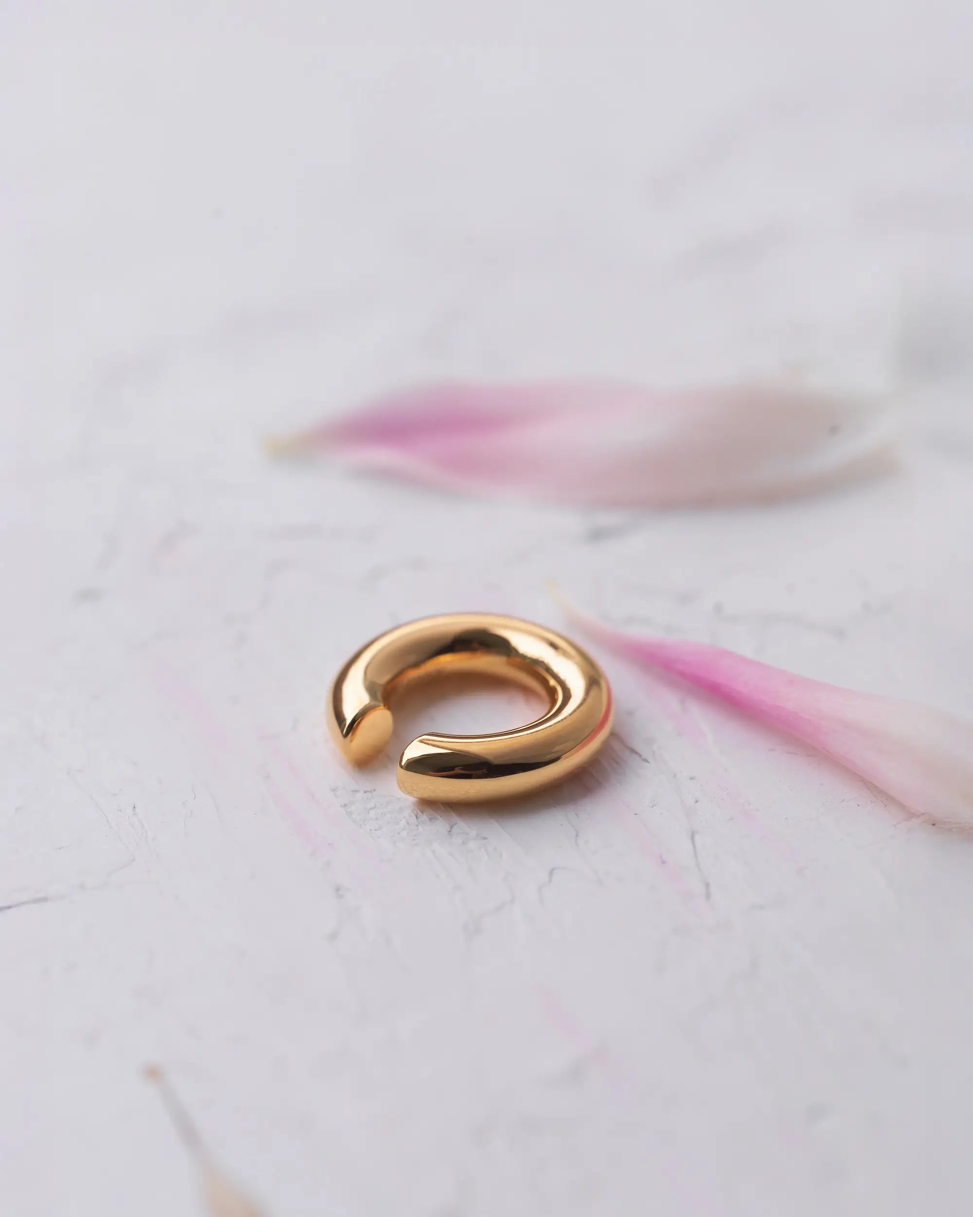 フラグメントイヤーカフ ゴールド 置き画 | 18Kコーティングの温かみある輝きが魅力の片耳イヤーカフ