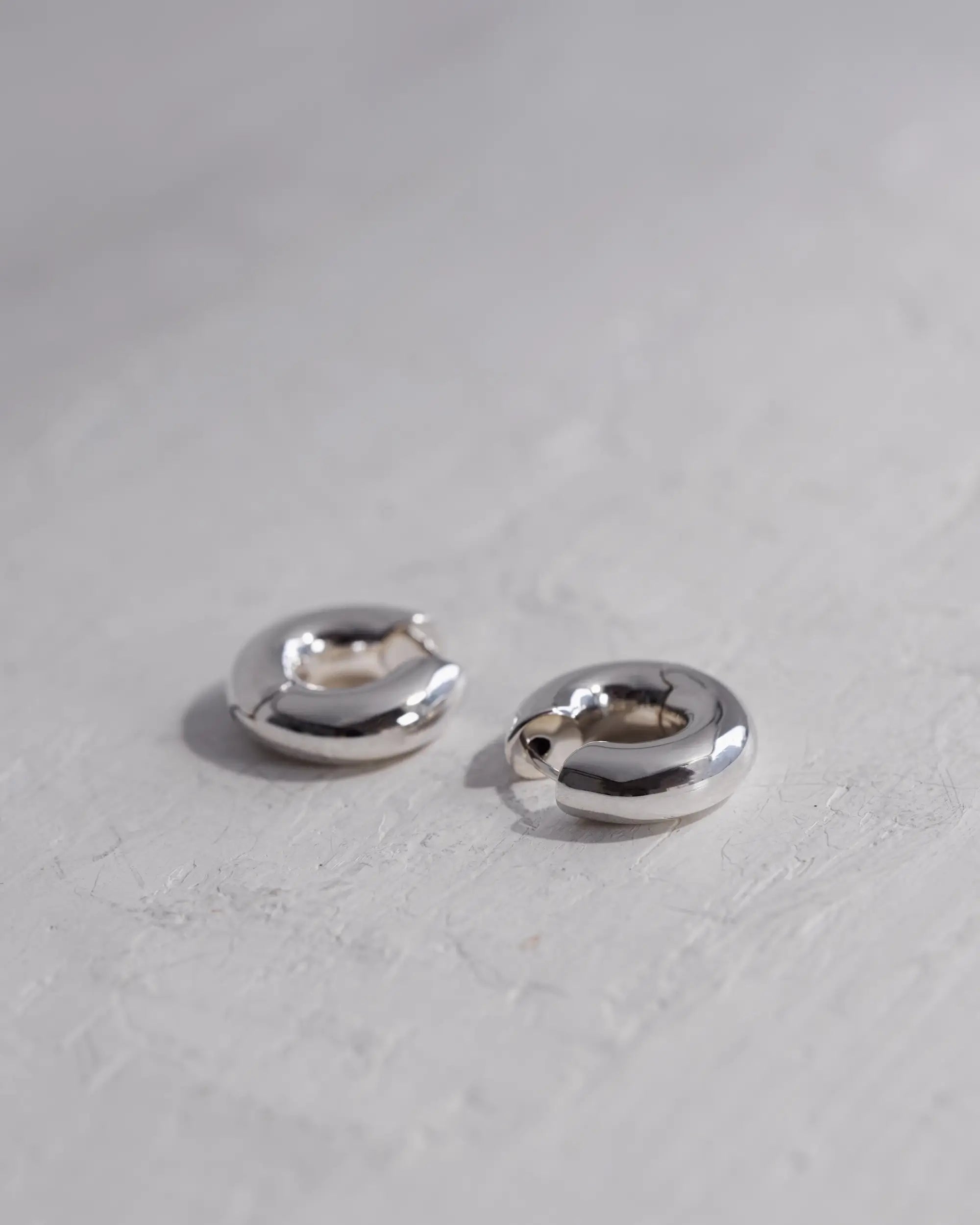 フラグメントフープピアス シルバー 置き画 | 自然な風化を表現したアートピースのようなシルバーピアス