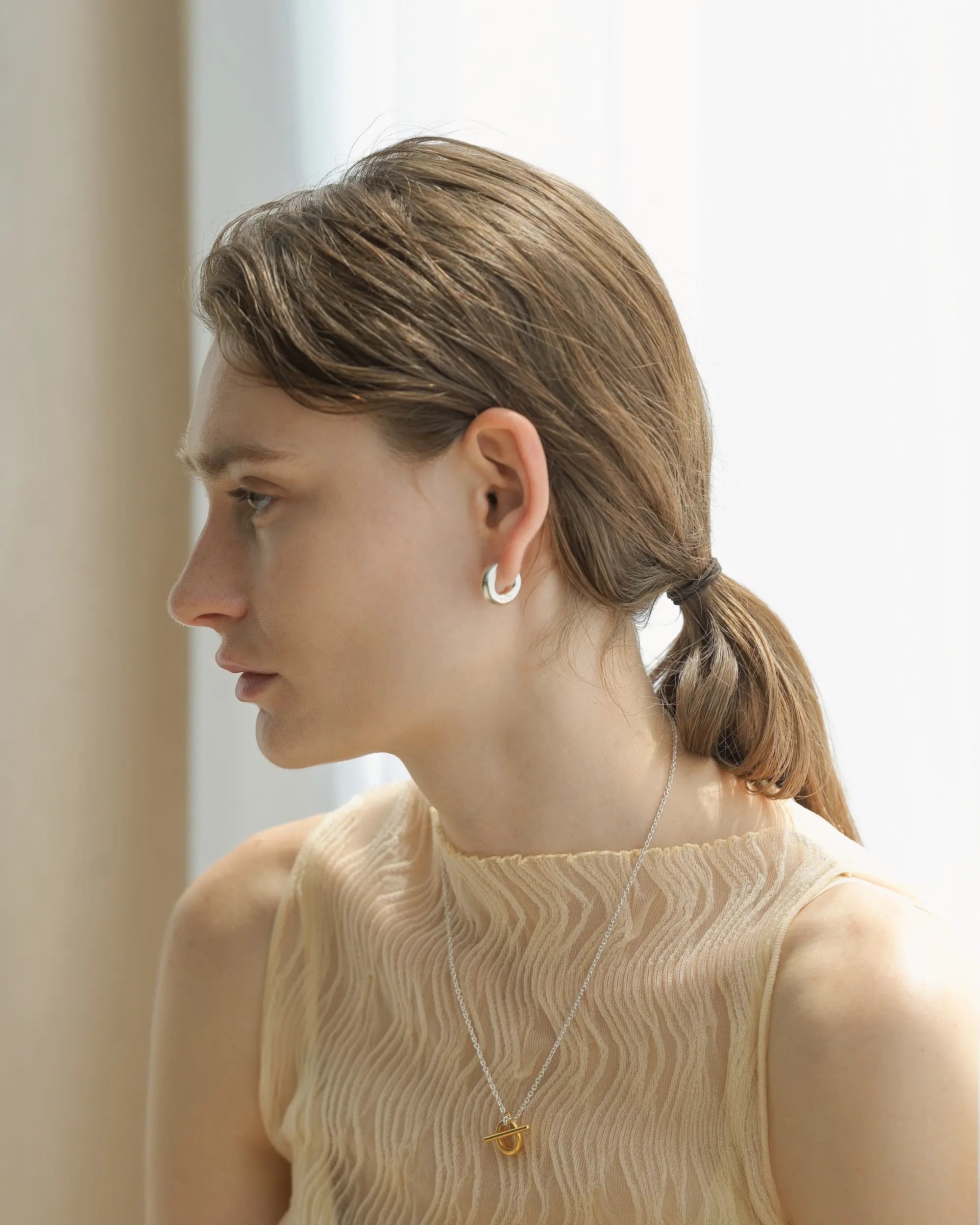 フラグメントフープピアス シルバー 着用画像 | モードな雰囲気を漂わせる個性的なデザインフープ