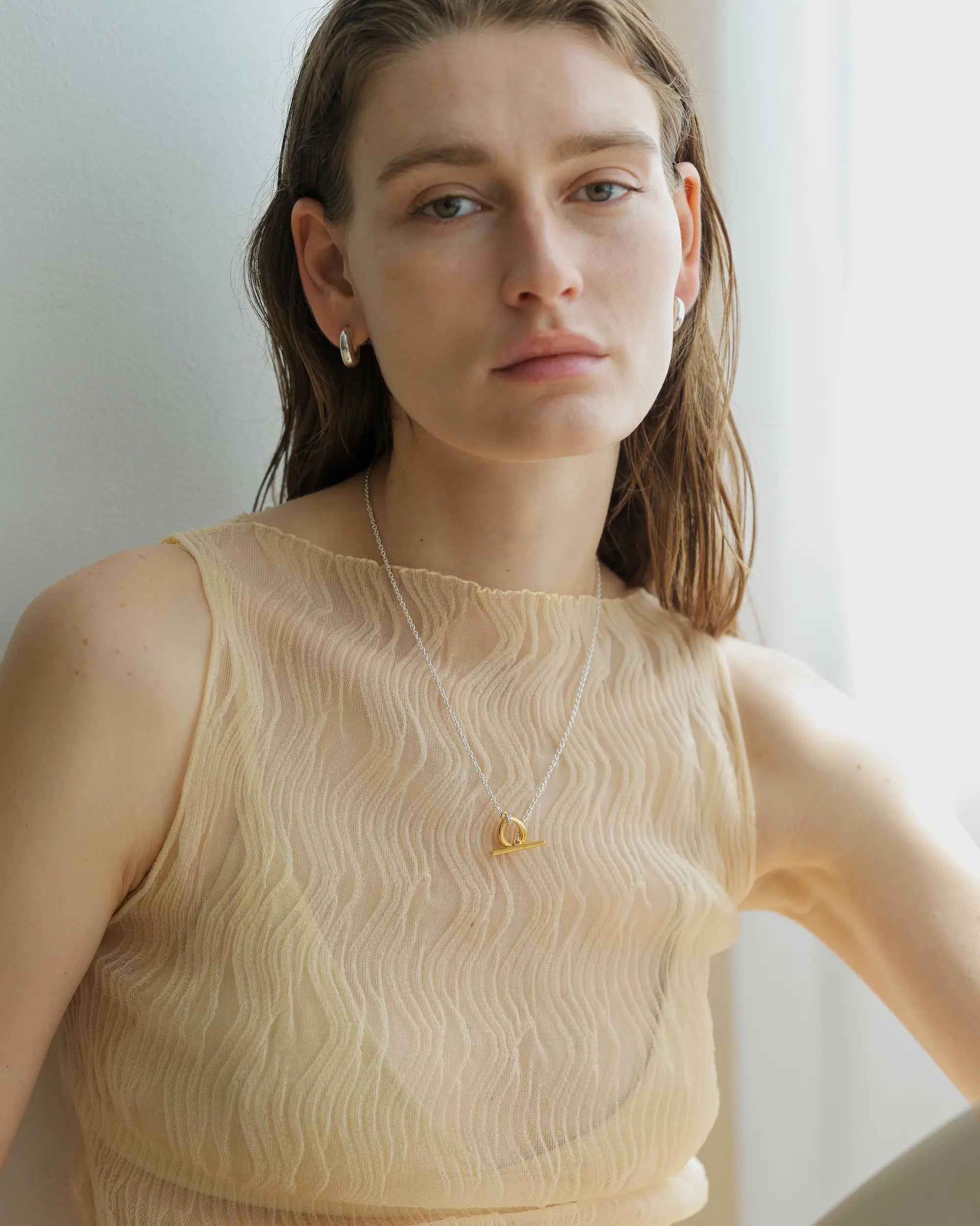 フラグメントフープピアス シルバー 着用 | シンプルながら存在感を放つリサイクルシルバーの輝き