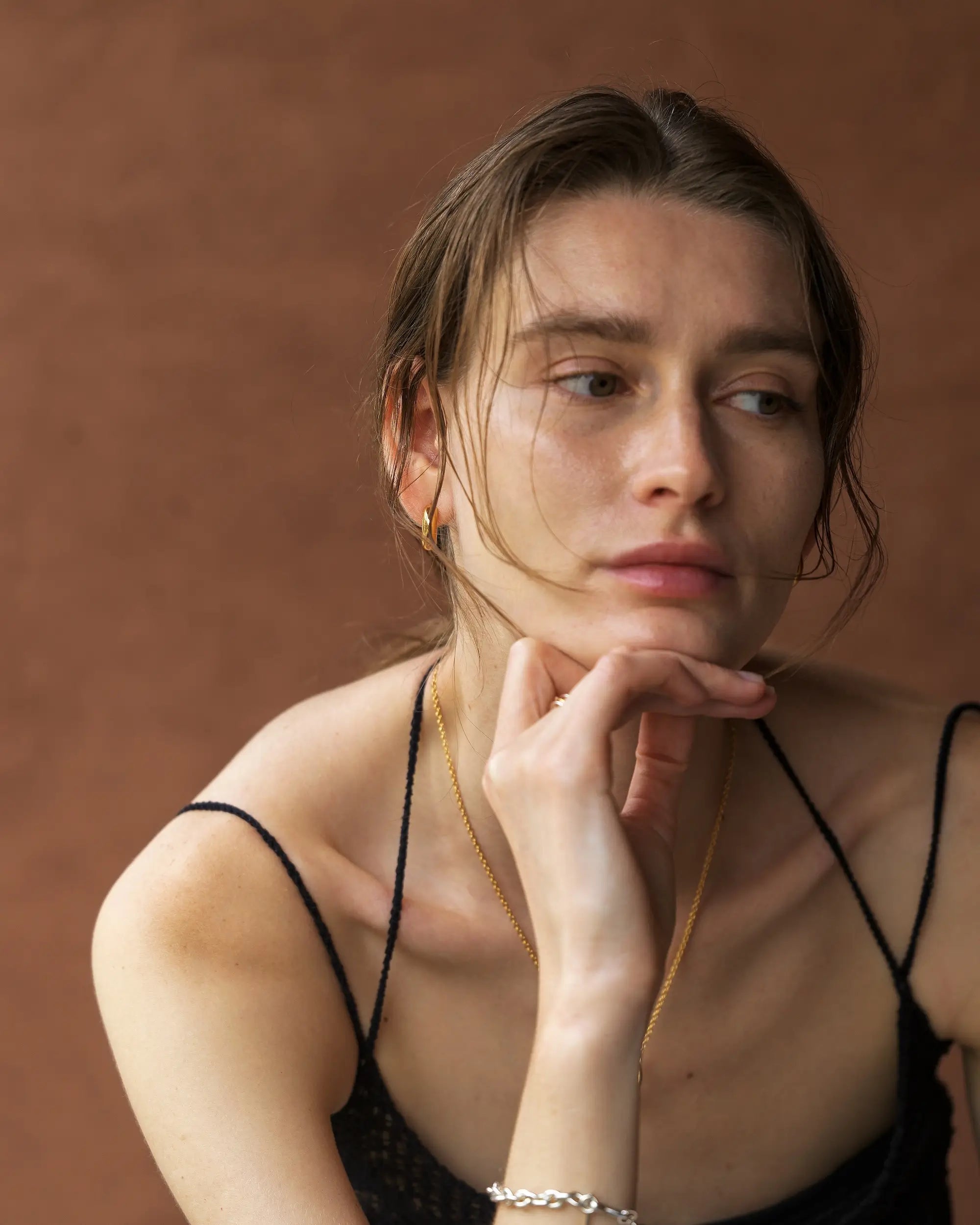 フラグメントフープピアス ゴールド 着用画像 | 大人の個性を引き出すヴィンテージライクなゴールドピアス