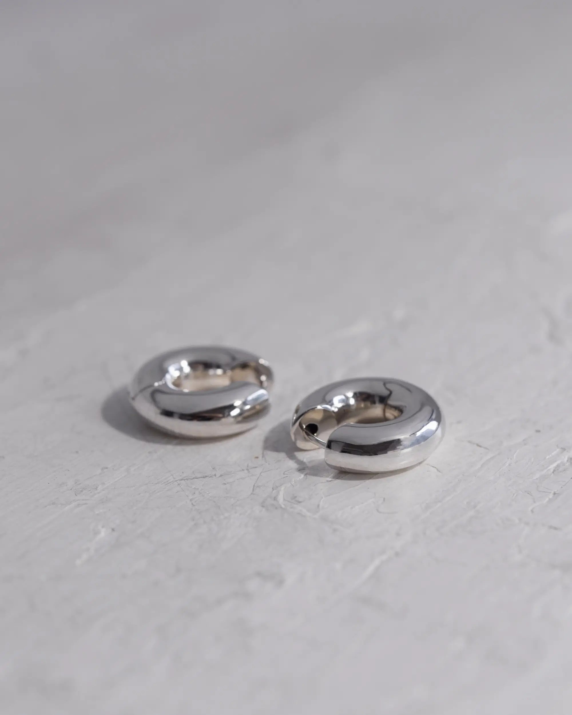 フラグメントフープピアス シルバー 置き画 | 環境に配慮したエシカルなリサイクルシルバー使用