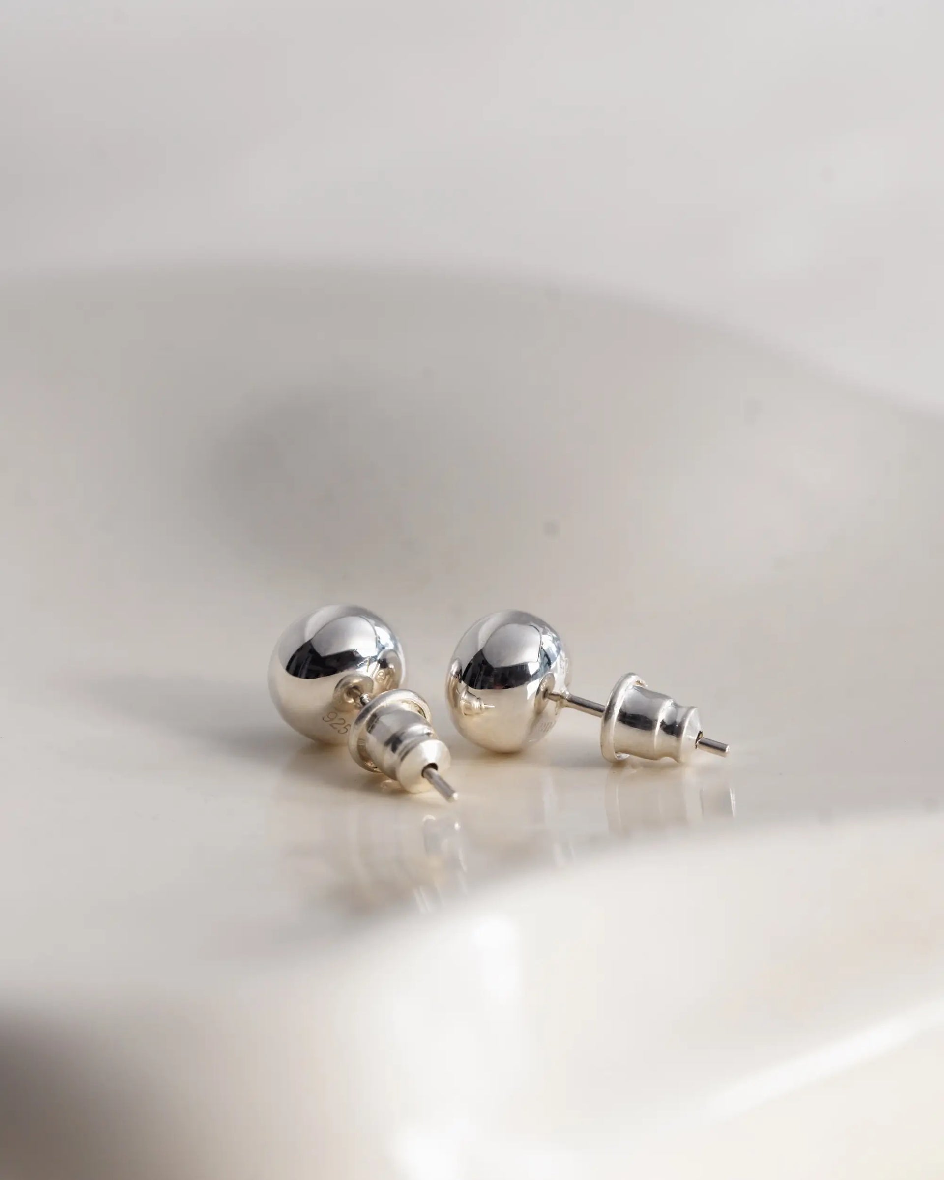 グローボールピアス l シルバーアクセサリーブランド Aletta Jewelry