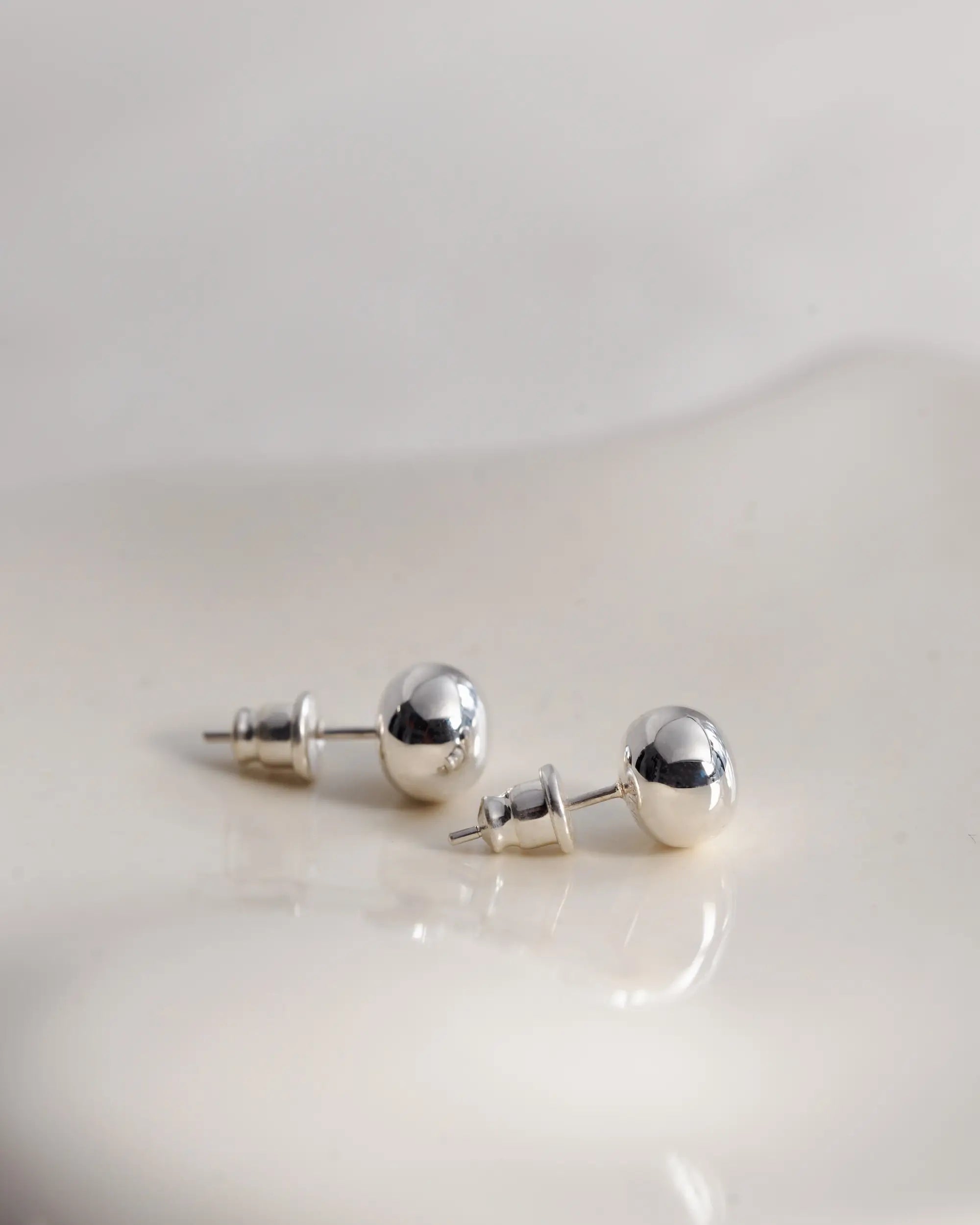 グローボールピアス シルバー ペア | ギフトにも最適なシンプルでタイムレスなデザイン