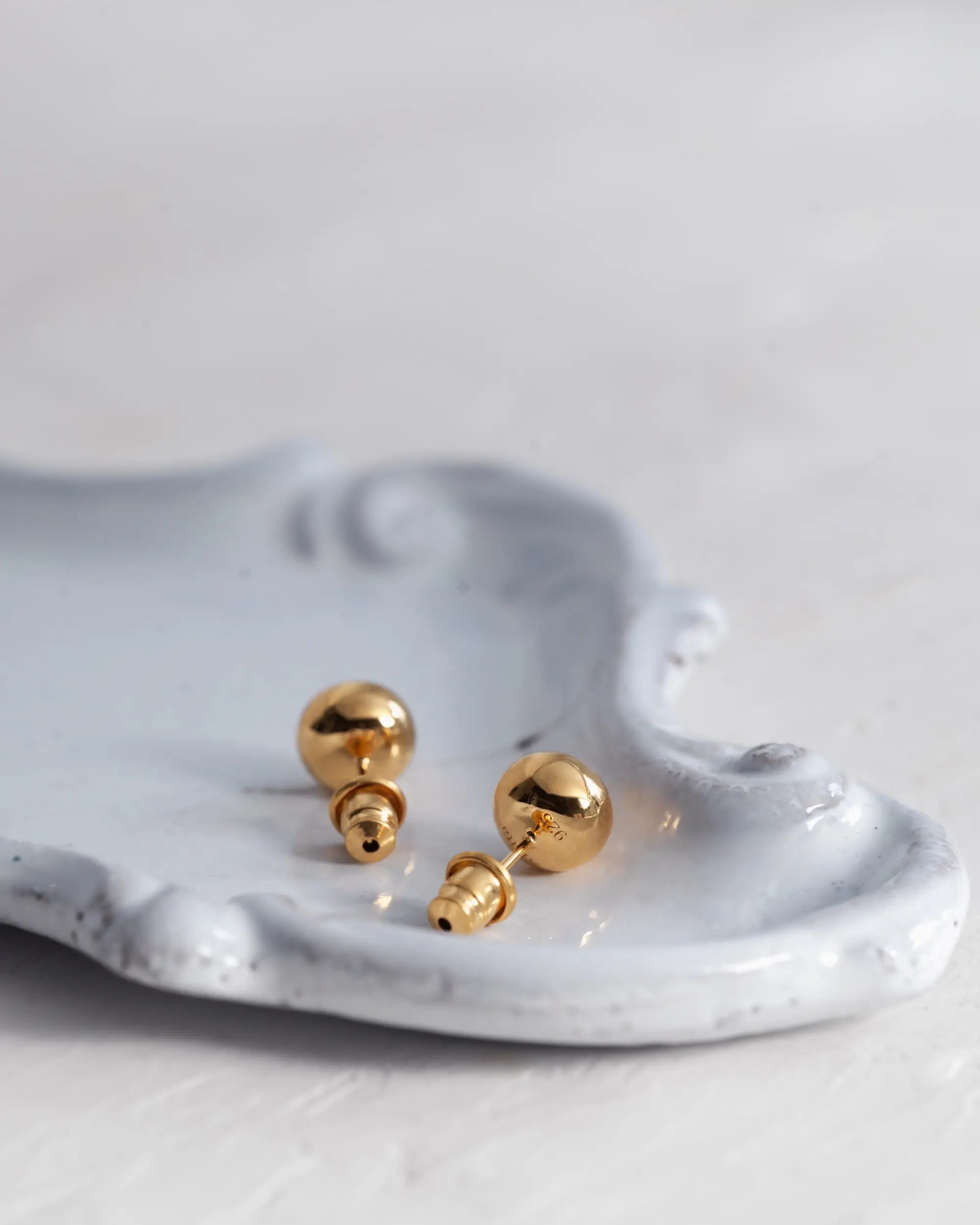 グローボールピアス ゴールド 置き画 | アンティークな雰囲気にも合う温かみのあるゴールドカラー