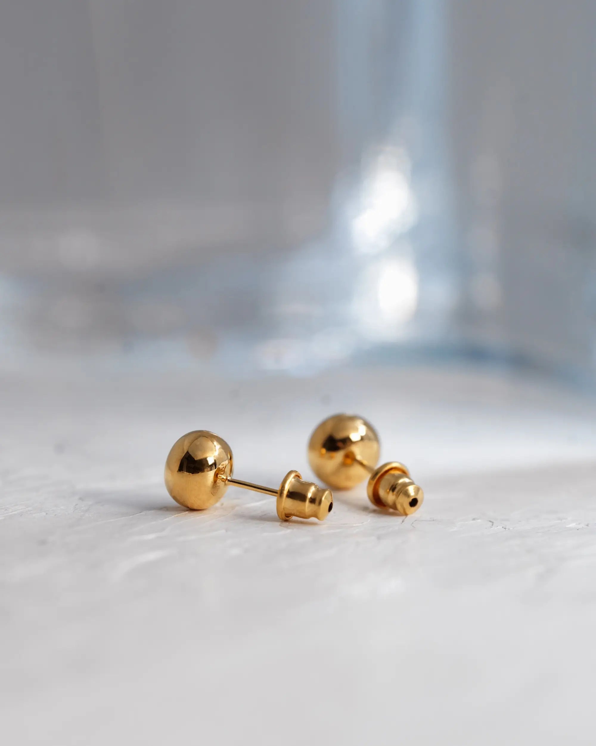 グローボールピアス ゴールド ペア | 18Kコーティングの美しい光沢が楽しめるボールピアス