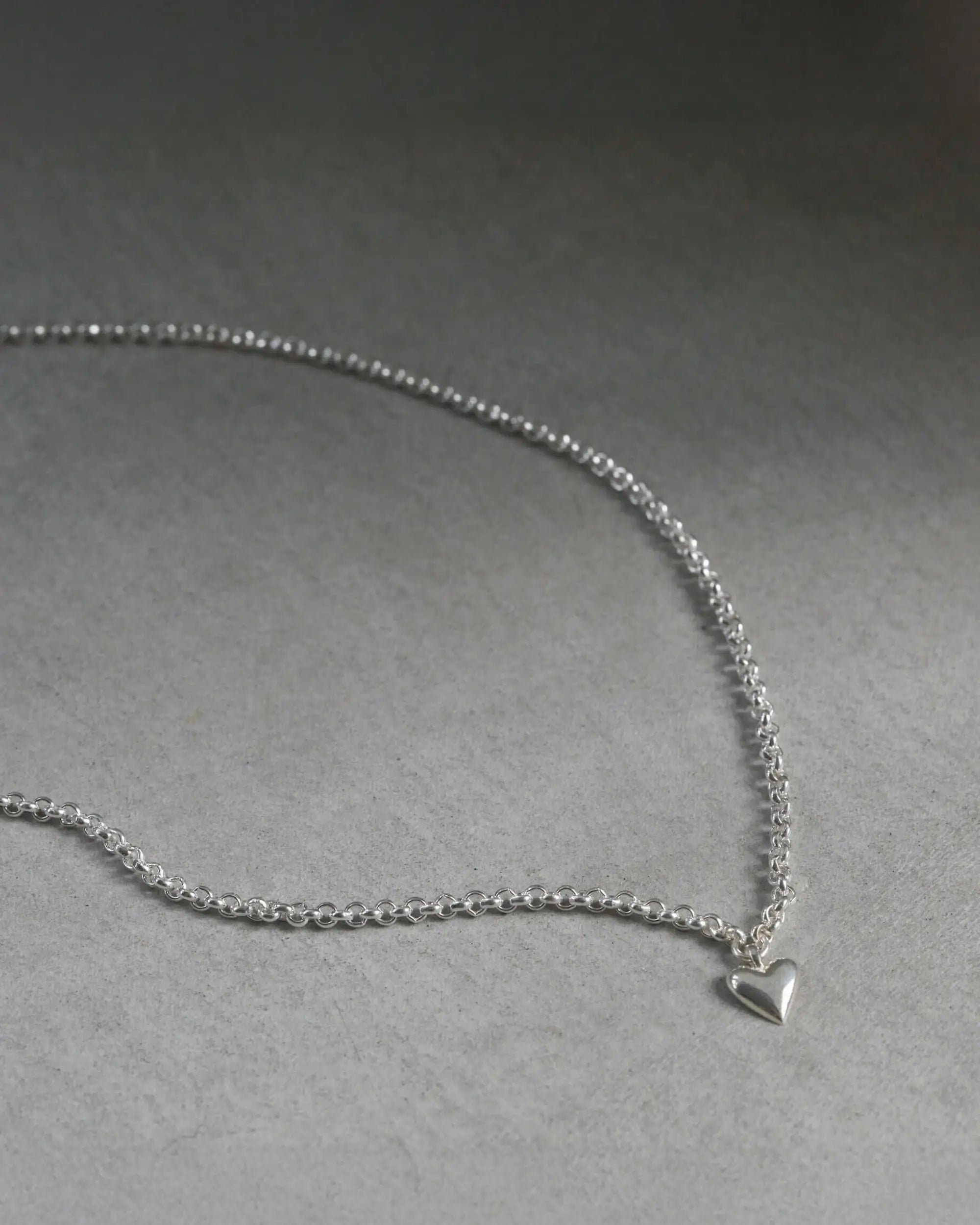 Aletta Jewelryのハートラティスネックレス。繊細なオープンハートとクラシックなチェーンを組み合わせた、甘くなりすぎない大人のシルバーネックレス。