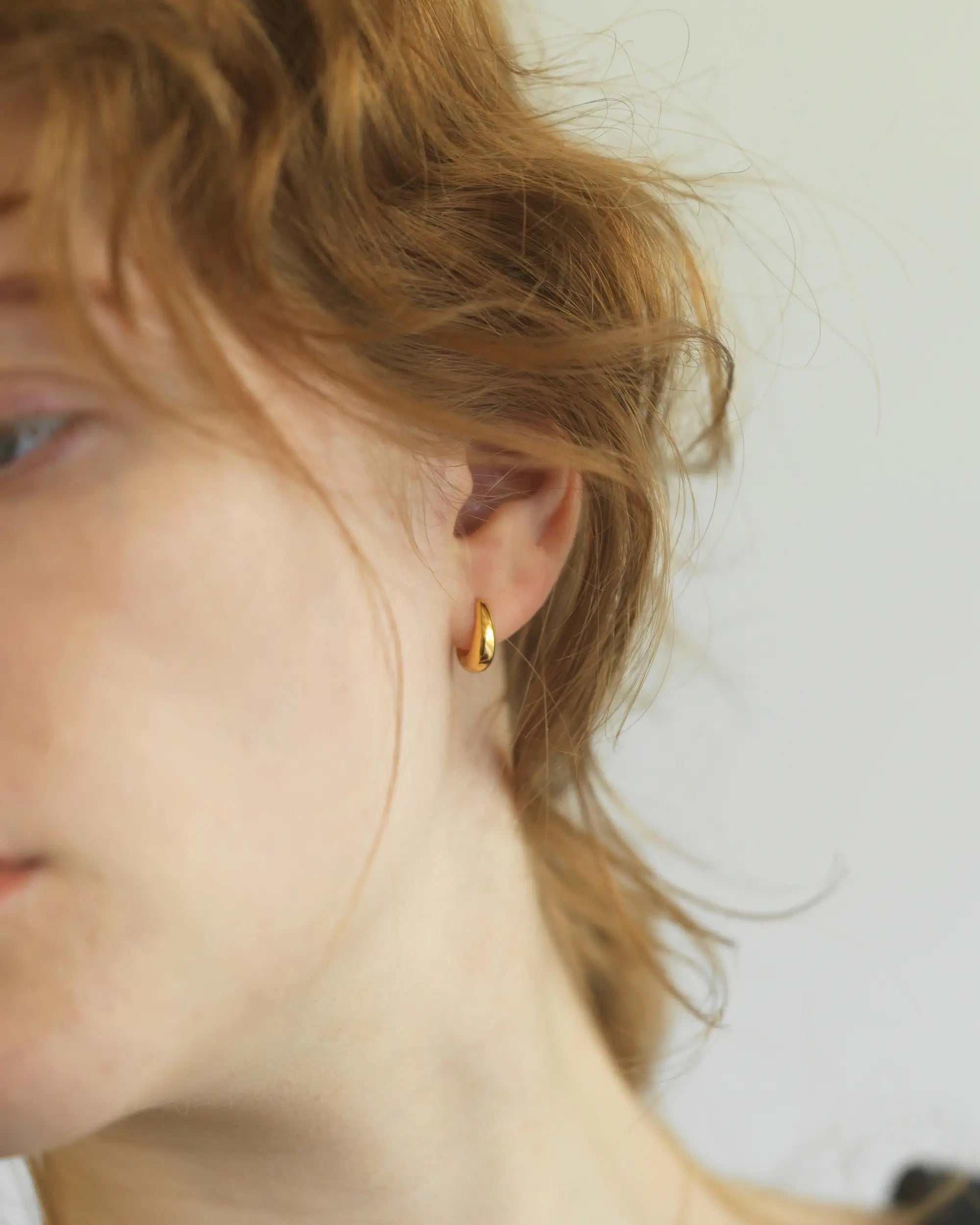 ヒンジドフープピアス S ゴールド 横顔 | 耳元にフィットする小ぶりなチャンキーフープ